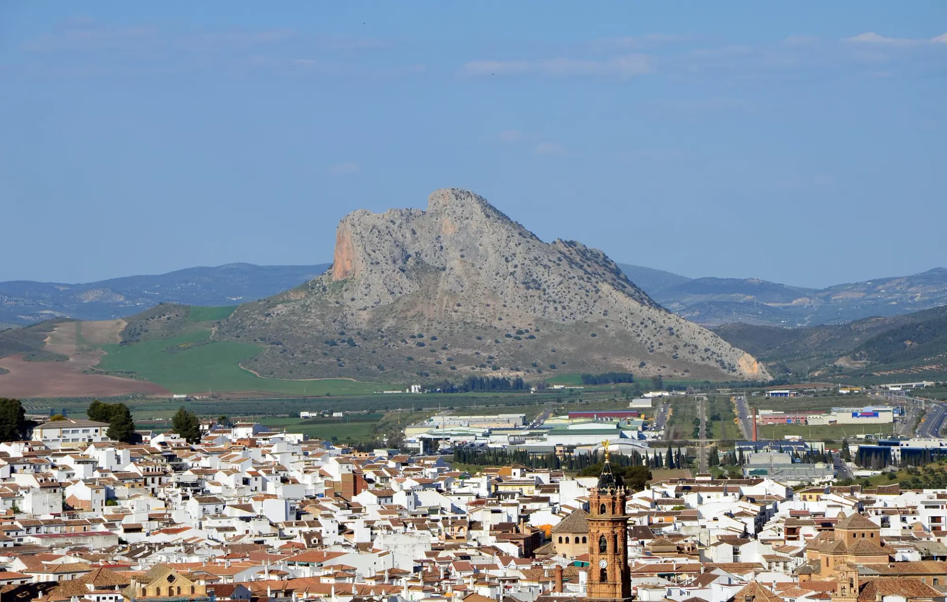 Casco urbano de Antequera con la Peña de los Enamorados al fondo