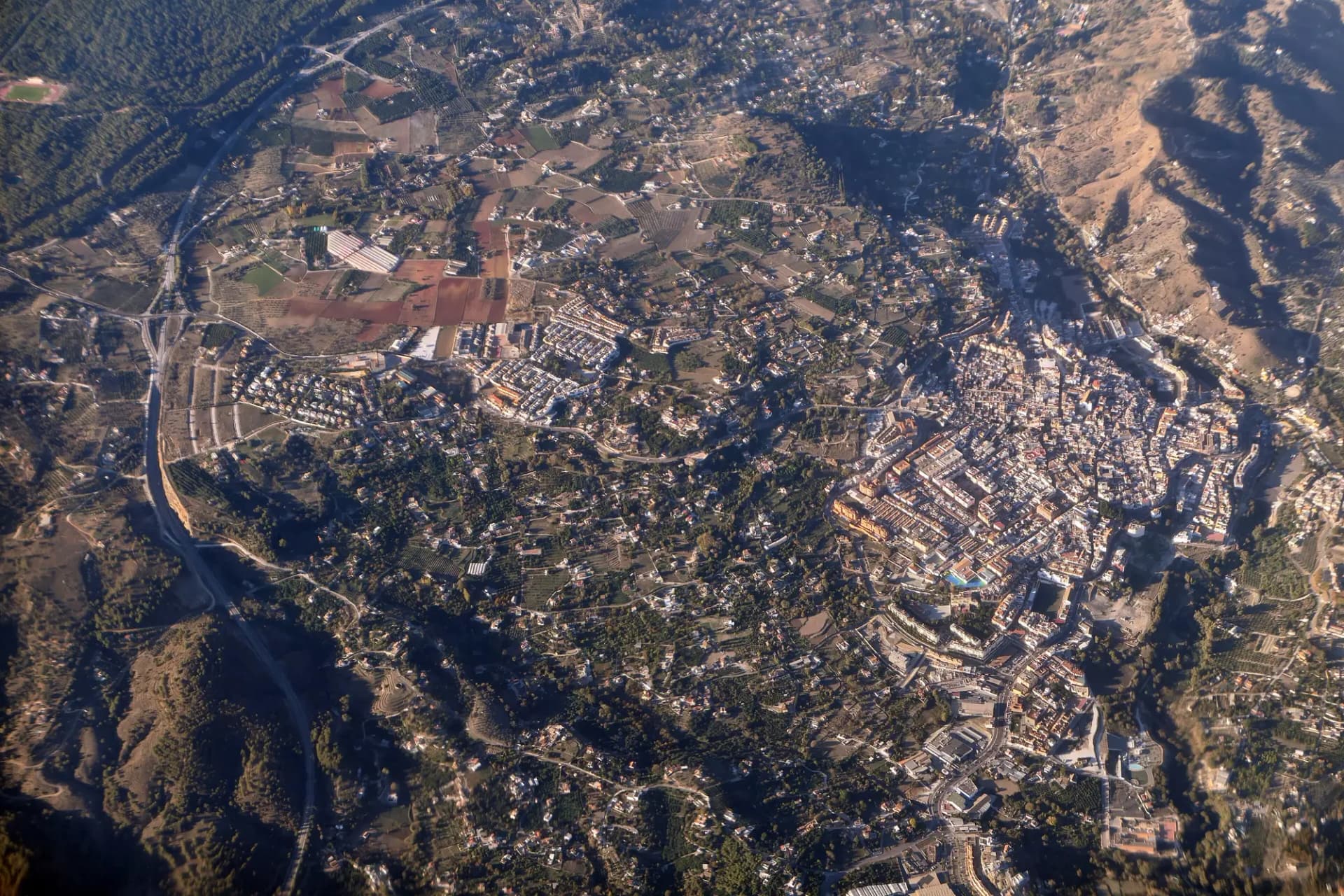 Vista aérea de Coín con su casco urbano y el campo del Valle del Guadalhorce