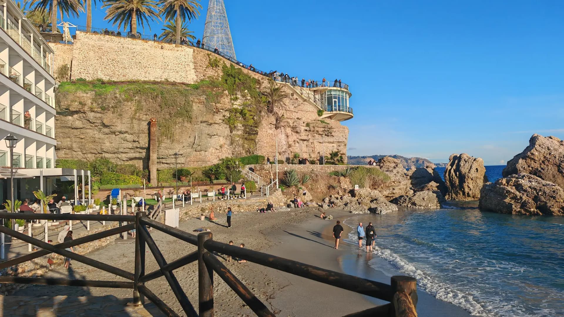 El Balcón de Europa de Nerja sobre el mar, con la playa y las rocas a sus pies