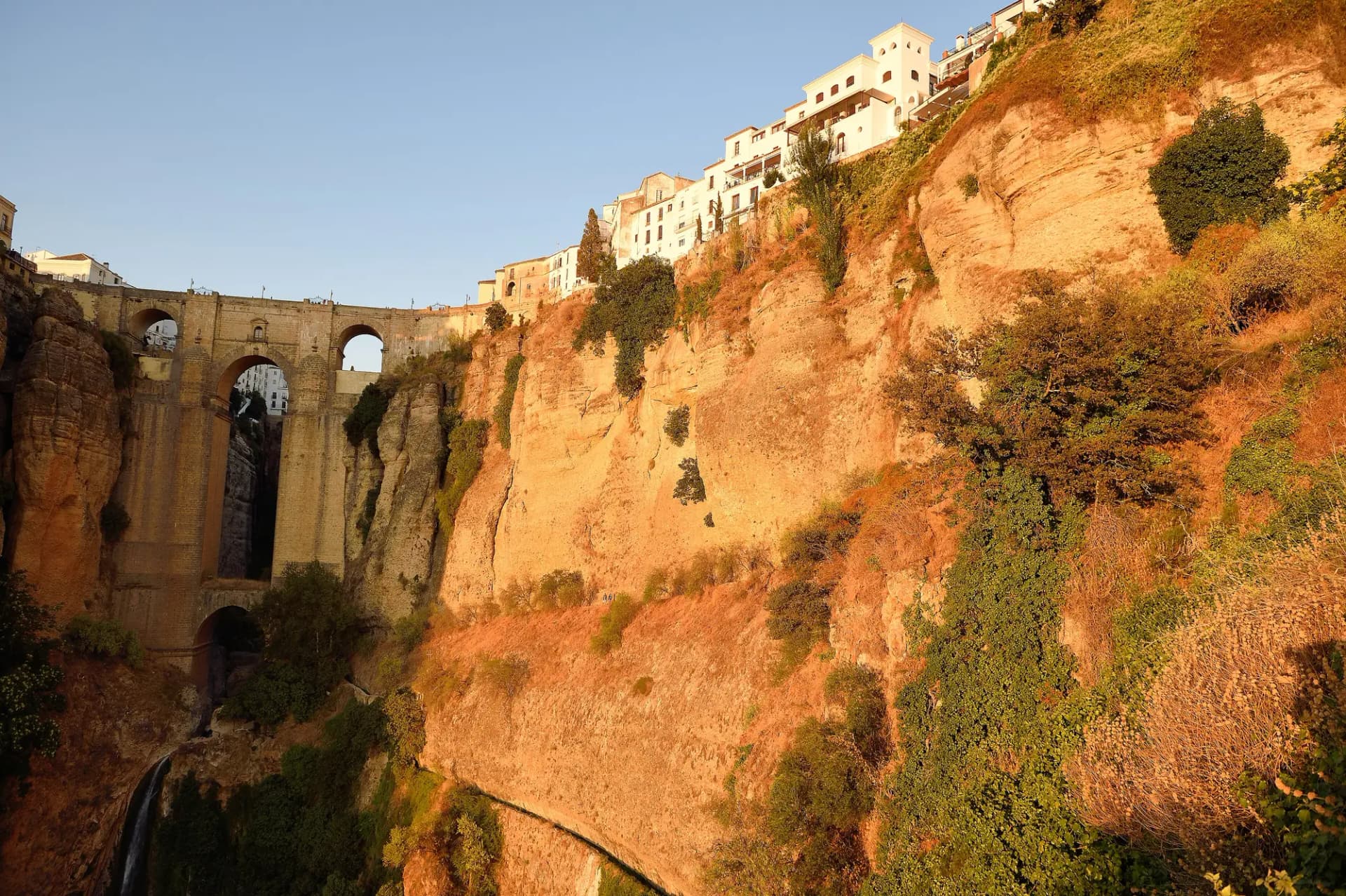 El Puente Nuevo de Ronda sobre el Tajo, con las casas al borde del cortado
