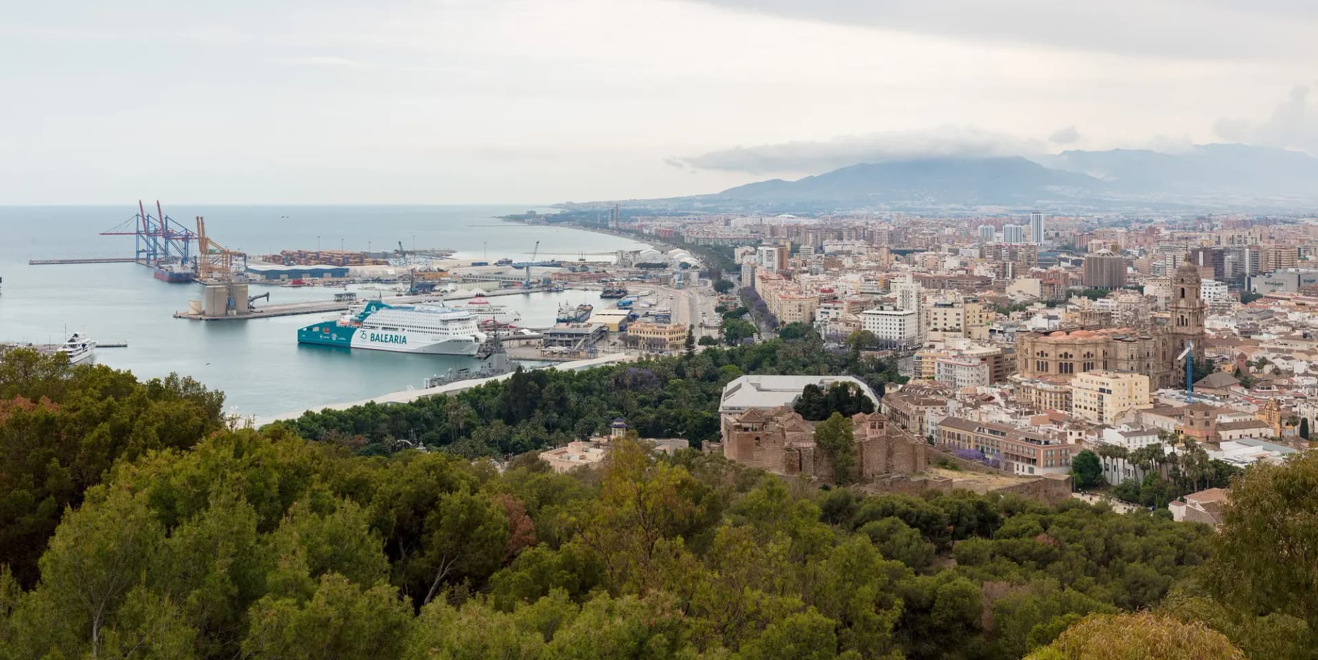Málaga y su puerto vistos desde el castillo de Gibralfaro, con la costa al fondo
