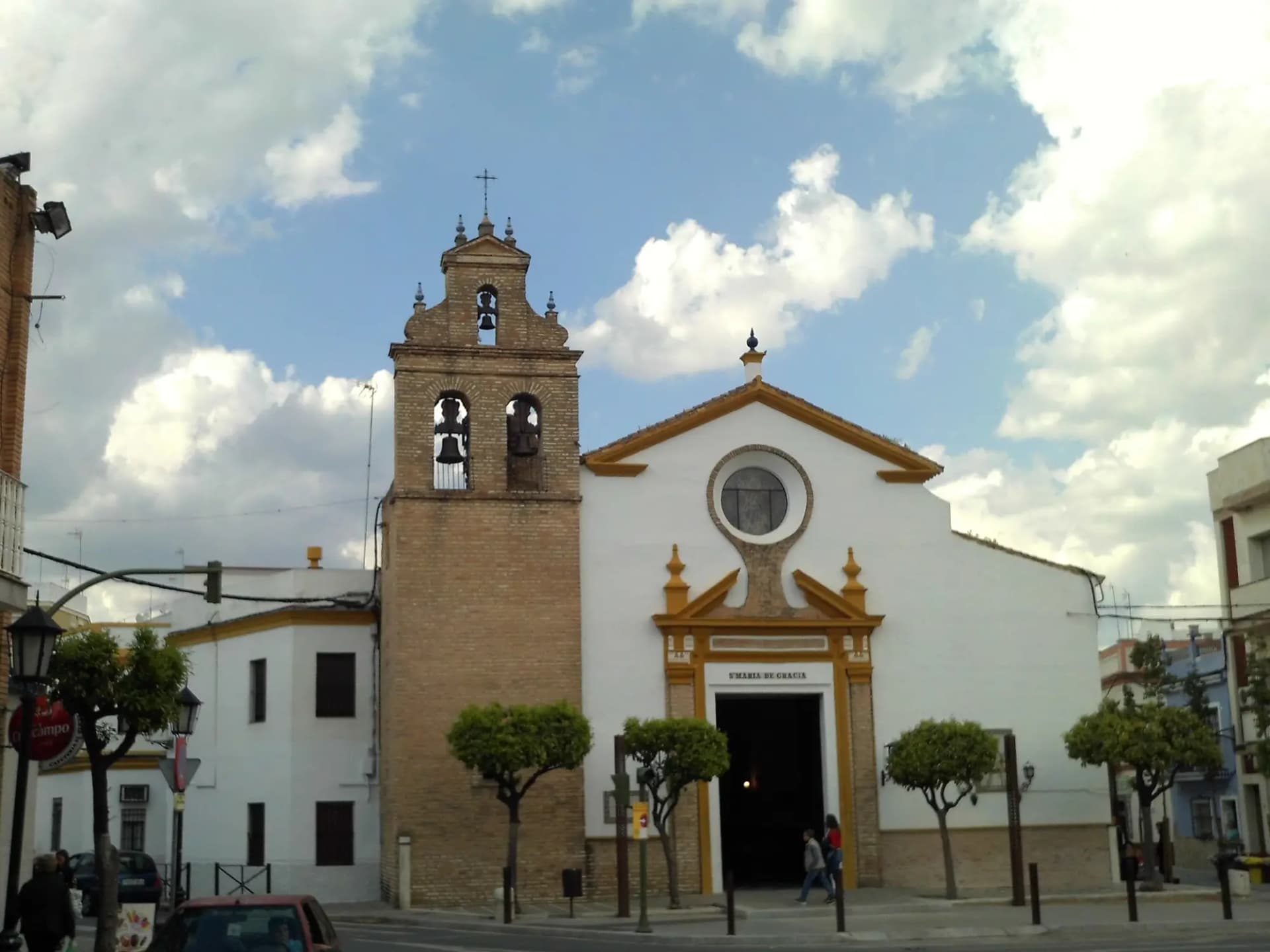Iglesia de Nuestra Señora de Gracia en Camas, con su torre de ladrillo y la portada encalada