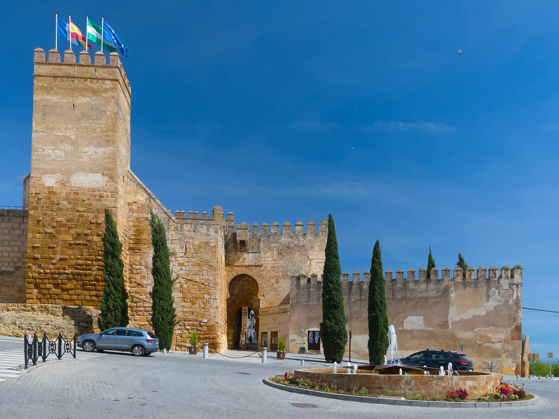 Puerta de Sevilla y murallas de Carmona desde la plaza Blas Infante