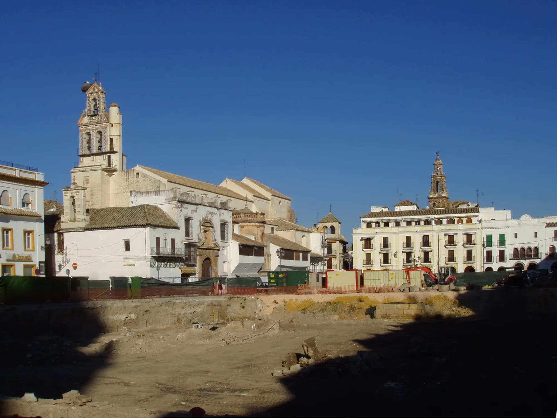 Iglesia de San Francisco y torres de Écija vistas desde la Plaza de España, durante unas obras