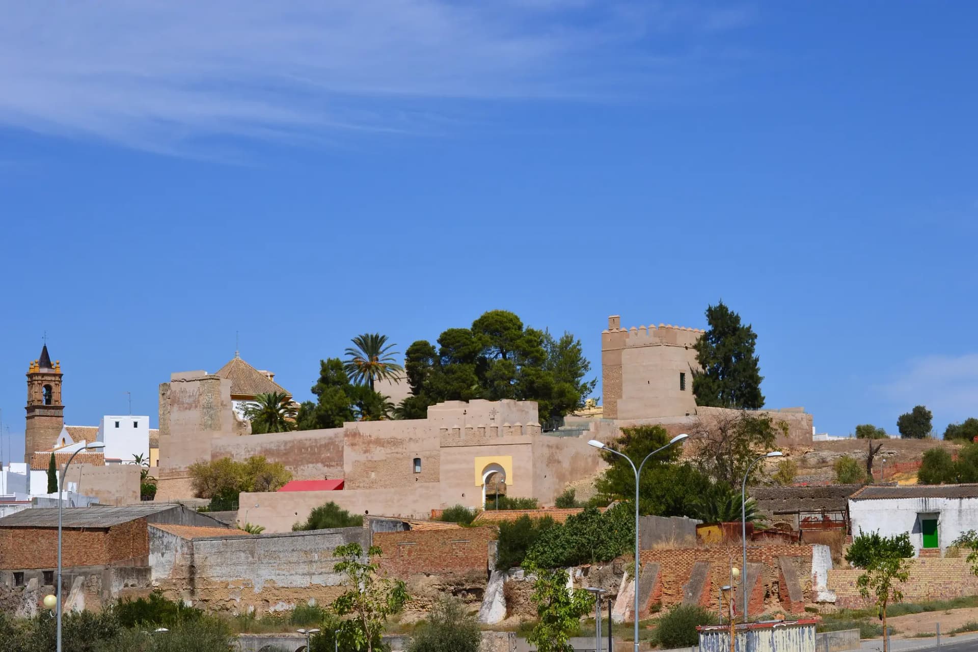 Murallas y torres del Castillo de Luna de Mairena del Alcor