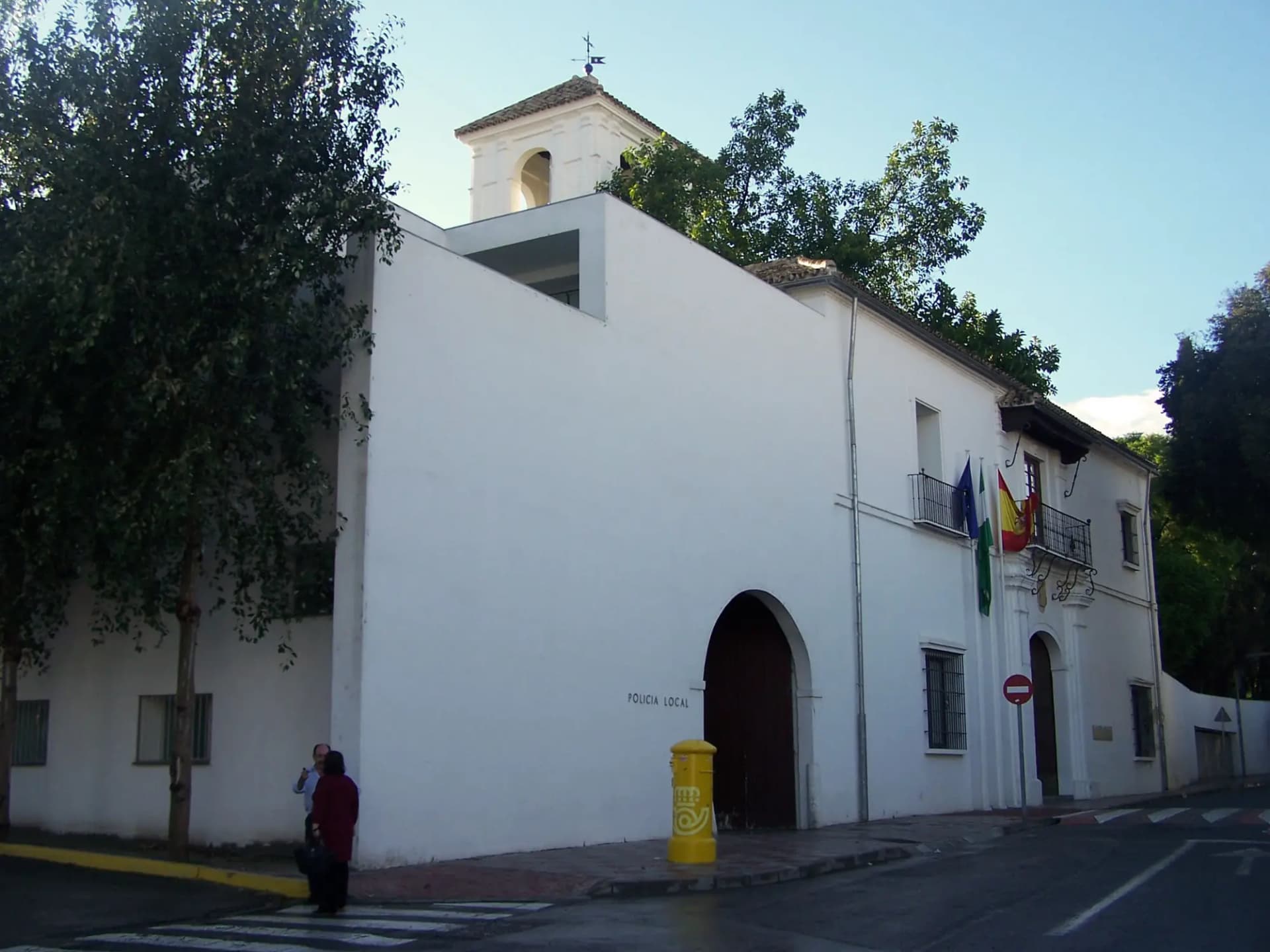 Fachada encalada del Ayuntamiento de Tomares