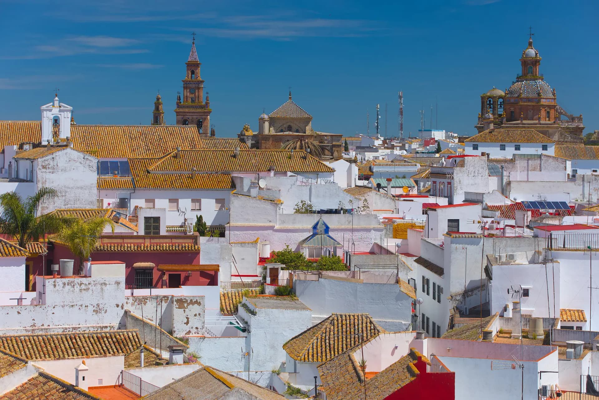 Tejados blancos y torres de iglesias de Carmona vistos desde la Puerta de Sevilla