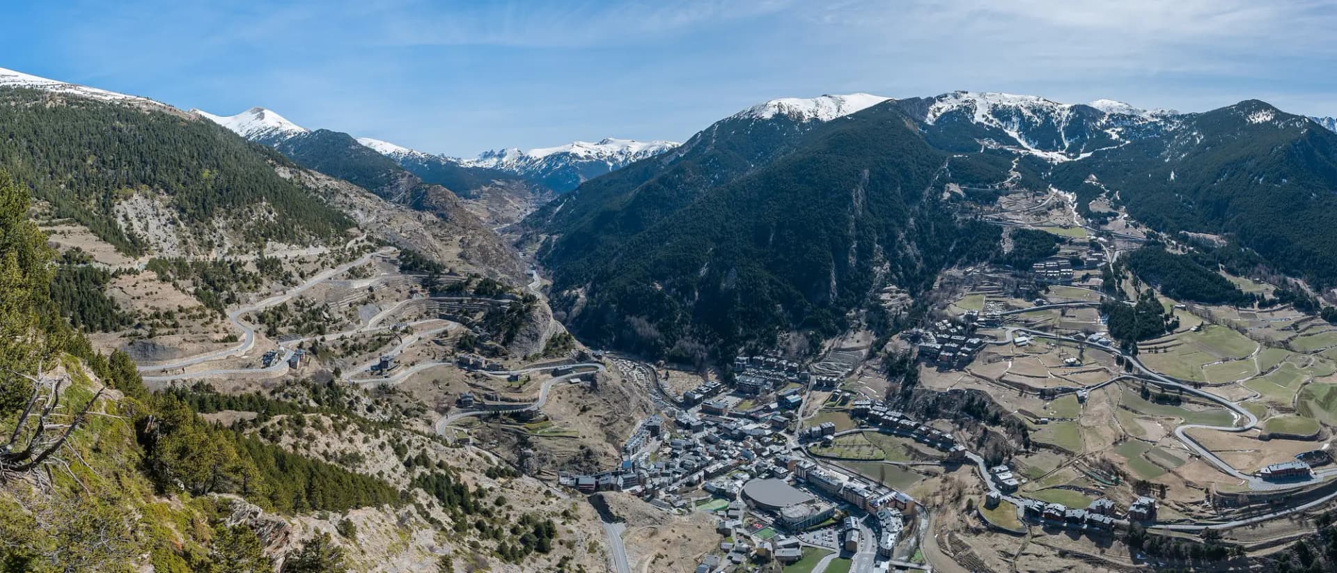 Vista panorámica del valle de Canillo con el pueblo en el fondo y las cumbres nevadas detrás