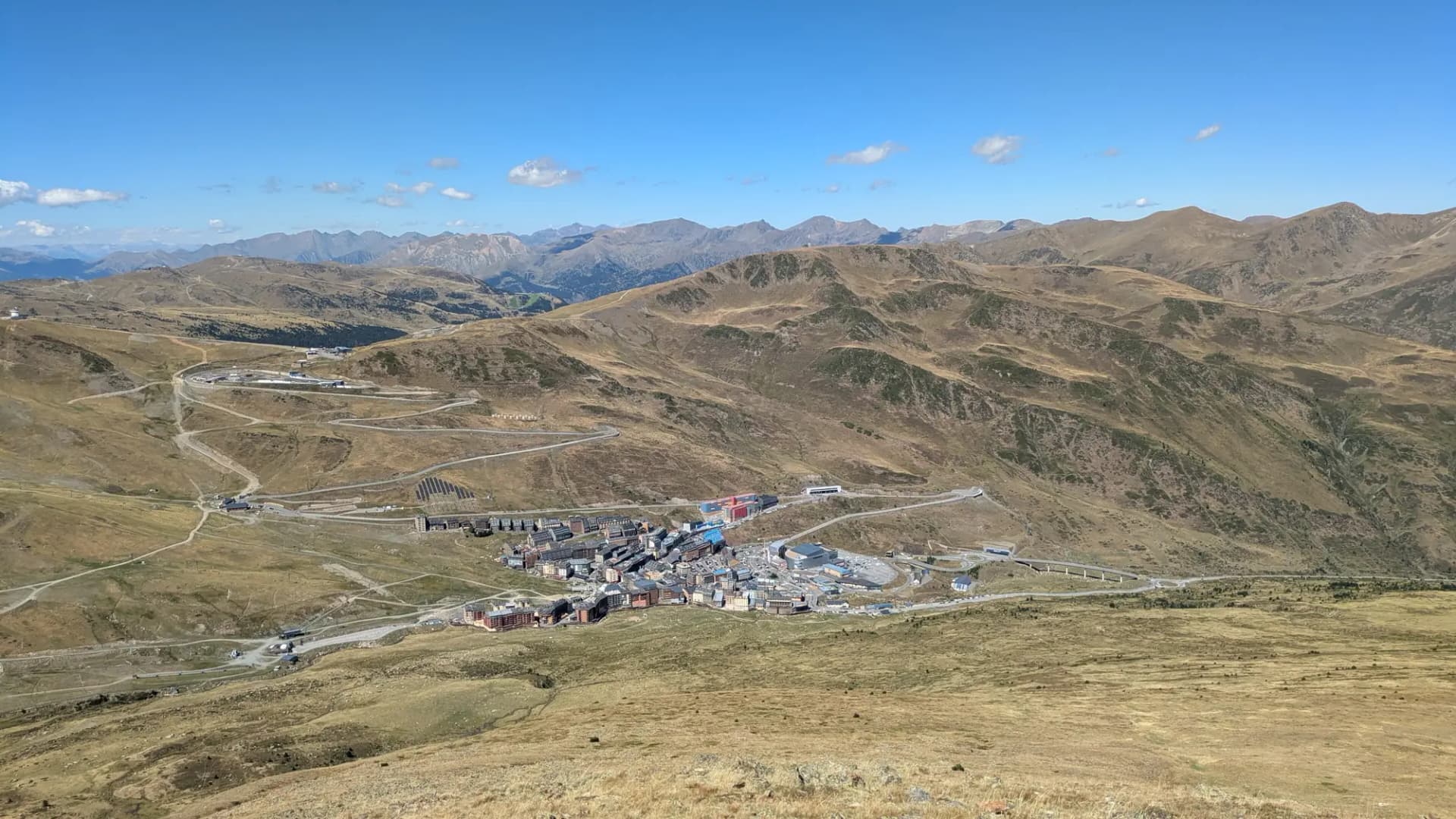 Vista desde la montaña del Pas de la Casa, con sus edificios agrupados en el fondo del valle y las carreteras de acceso