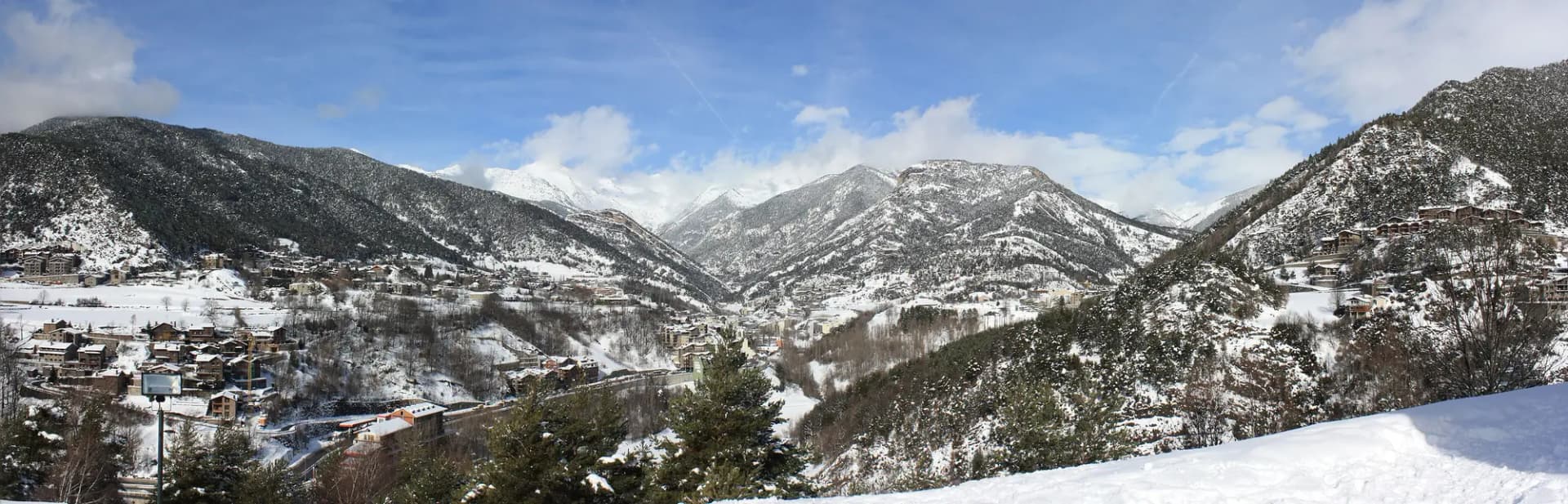 Panorámica del valle de La Massana nevado, con pueblos en las laderas y montañas al fondo