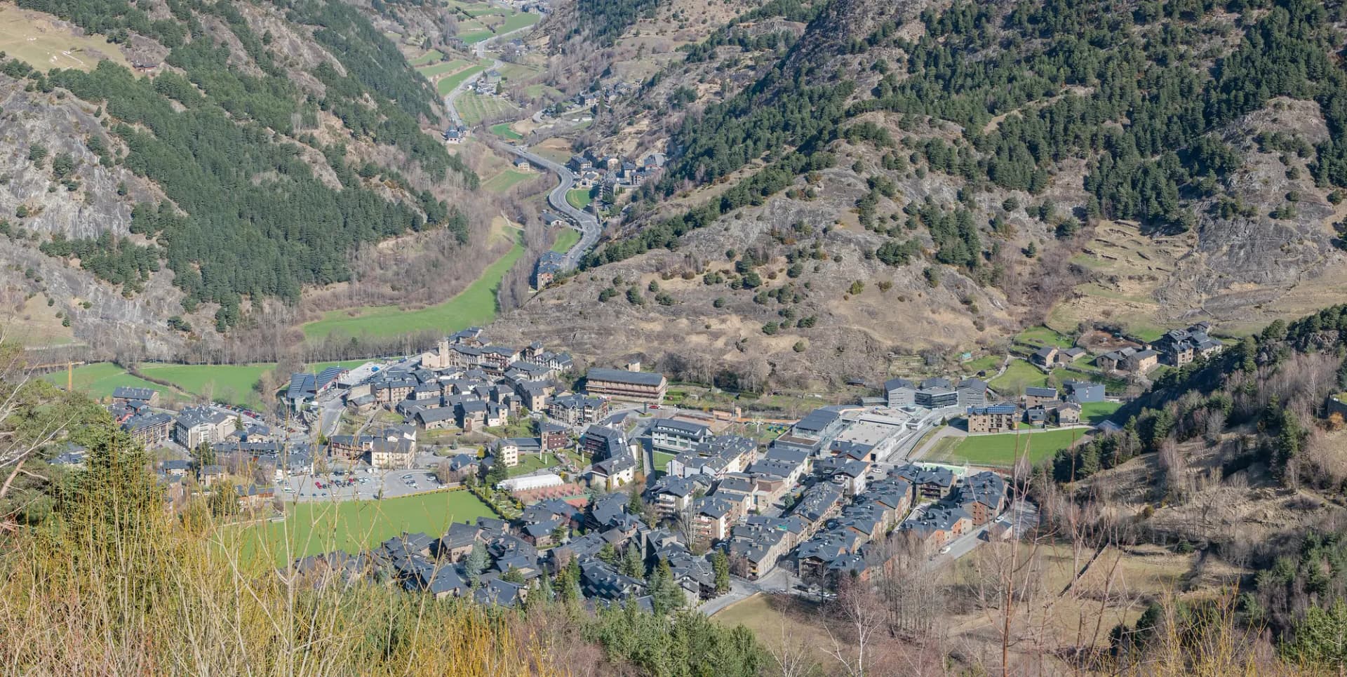 Vista desde lo alto del pueblo de Ordino, con casas de piedra y tejados de pizarra y el valle que sube hacia el norte