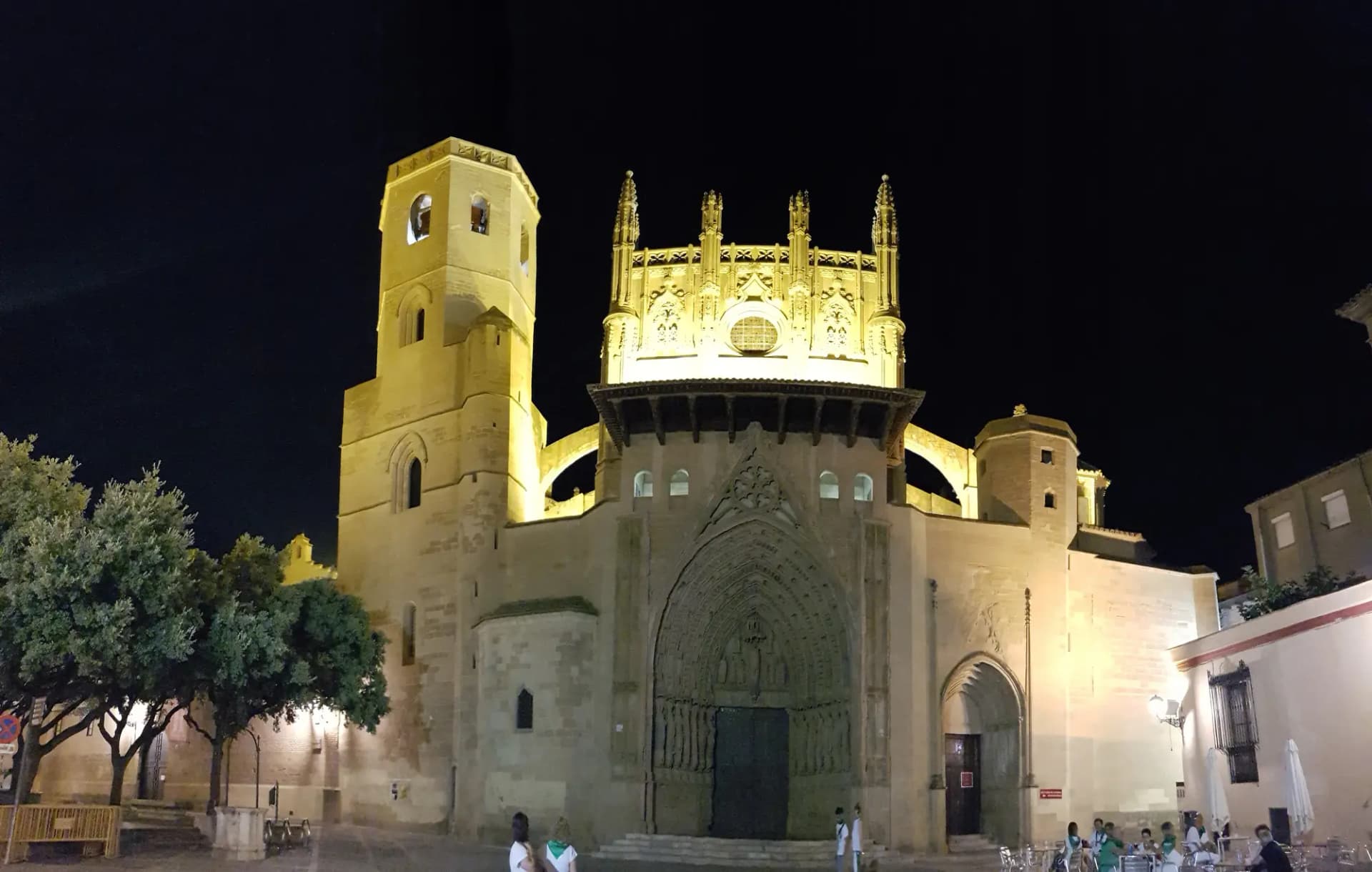 Fachada principal de la catedral de Huesca iluminada de noche