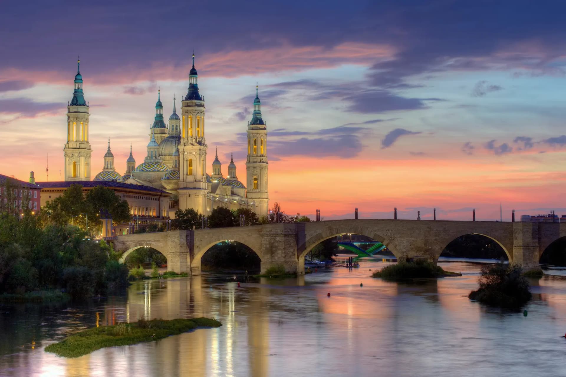 La basílica del Pilar y el puente de Piedra sobre el Ebro al atardecer