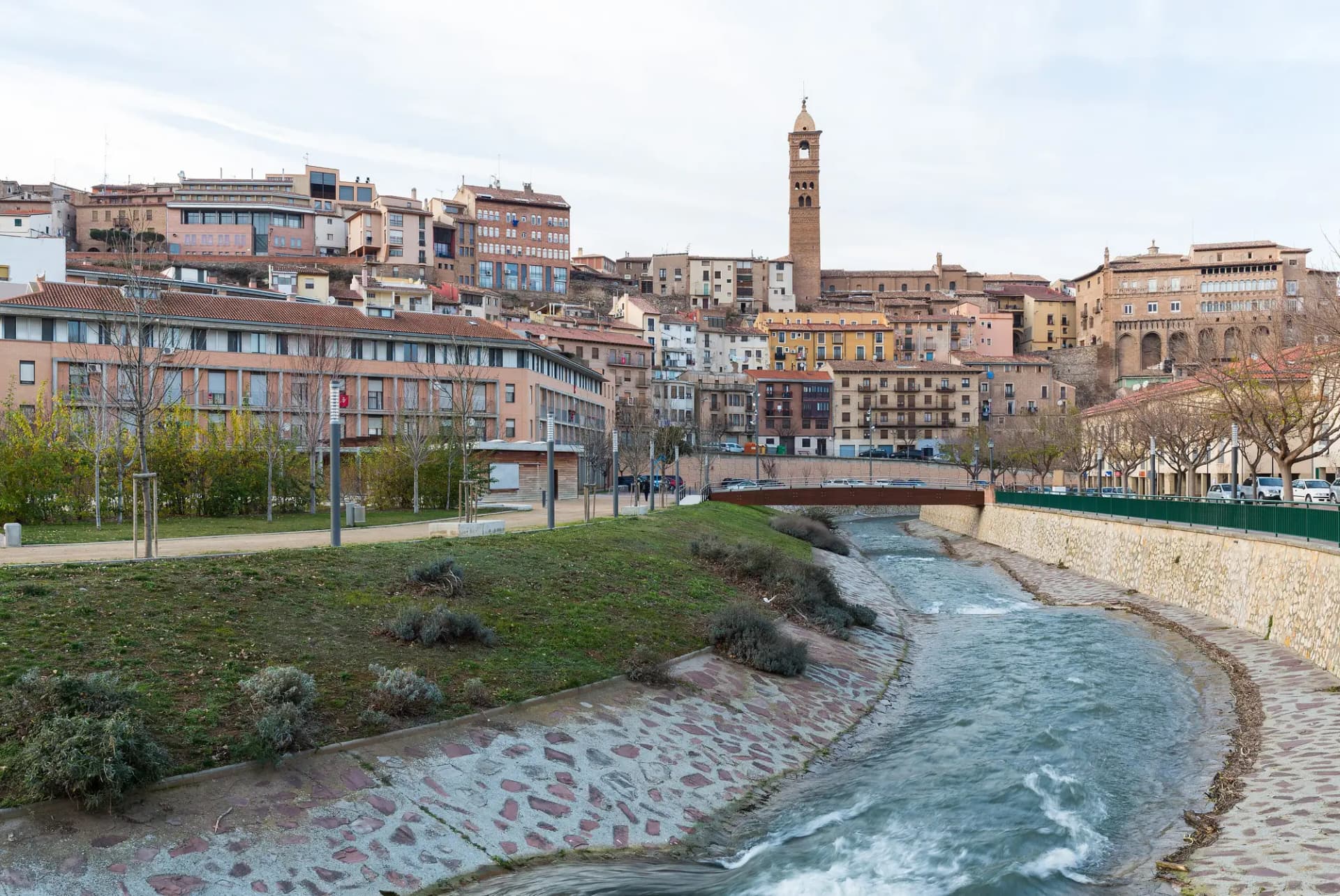 Casco antiguo de Tarazona en lo alto, sobre el cauce del río Queiles