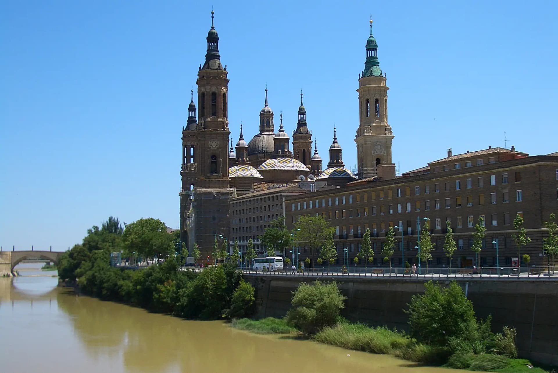La basílica del Pilar, con sus torres y cúpulas de teja, junto al río Ebro en Zaragoza