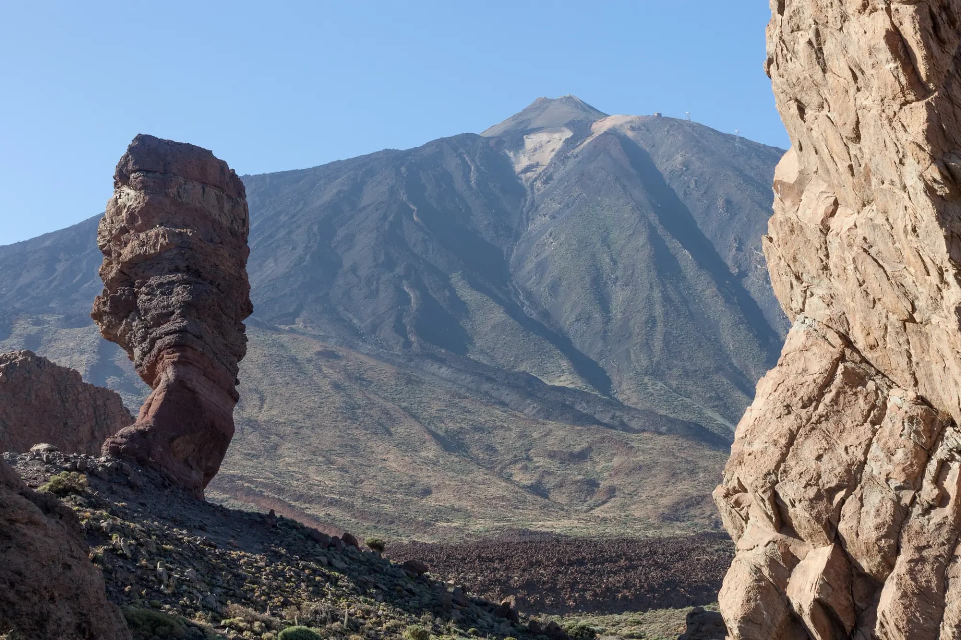 El Roque Cinchado en primer plano y la cumbre del Teide al fondo bajo un cielo despejado