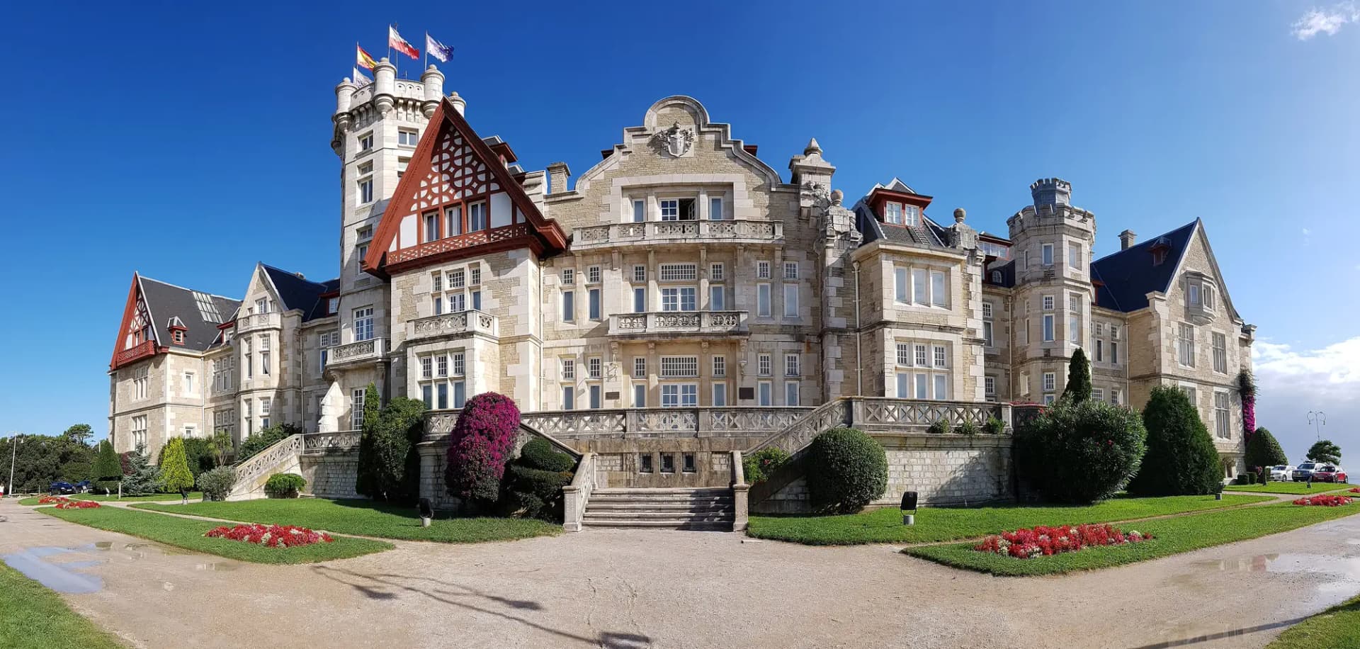 Fachada del Palacio de la Magdalena con sus jardines, en la península de la Magdalena