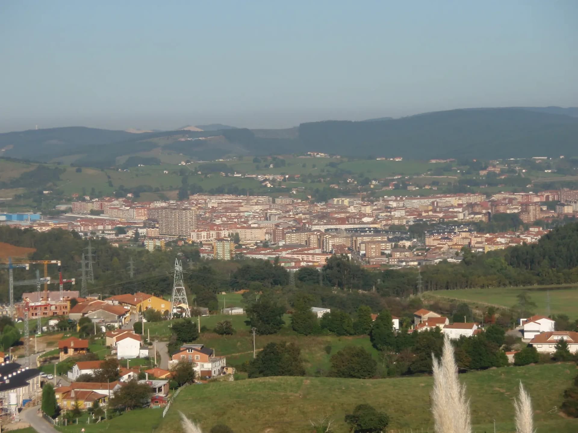 Vista general de Torrelavega con sus edificios en el valle y las montañas al fondo