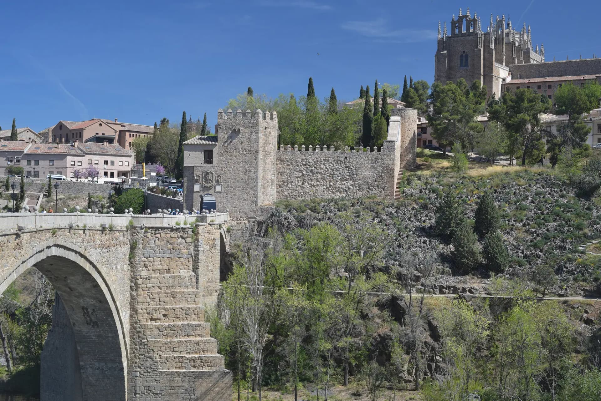 Puente de San Martín sobre el Tajo con la muralla y San Juan de los Reyes al fondo