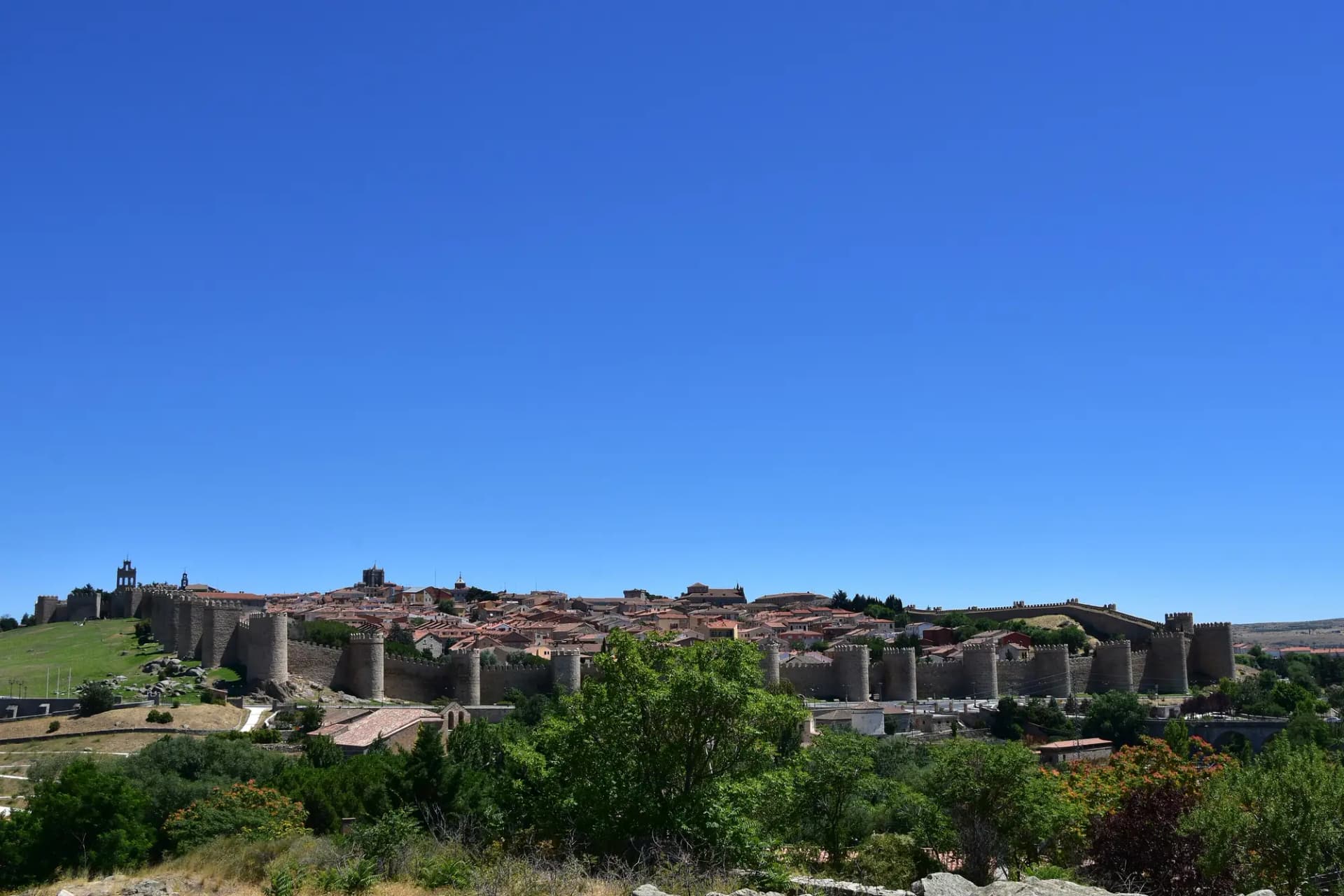 La muralla de Ávila rodeando la ciudad, vista desde las afueras