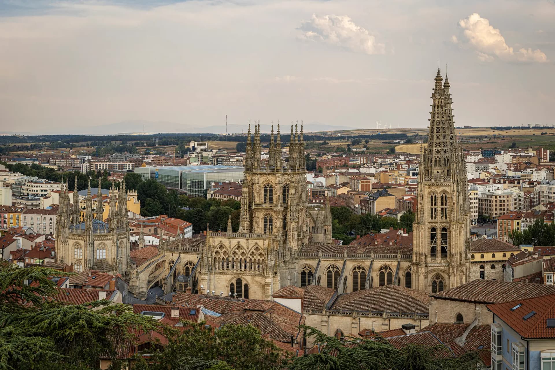 Catedral de Burgos vista desde lo alto, con sus agujas góticas sobre los tejados de la ciudad