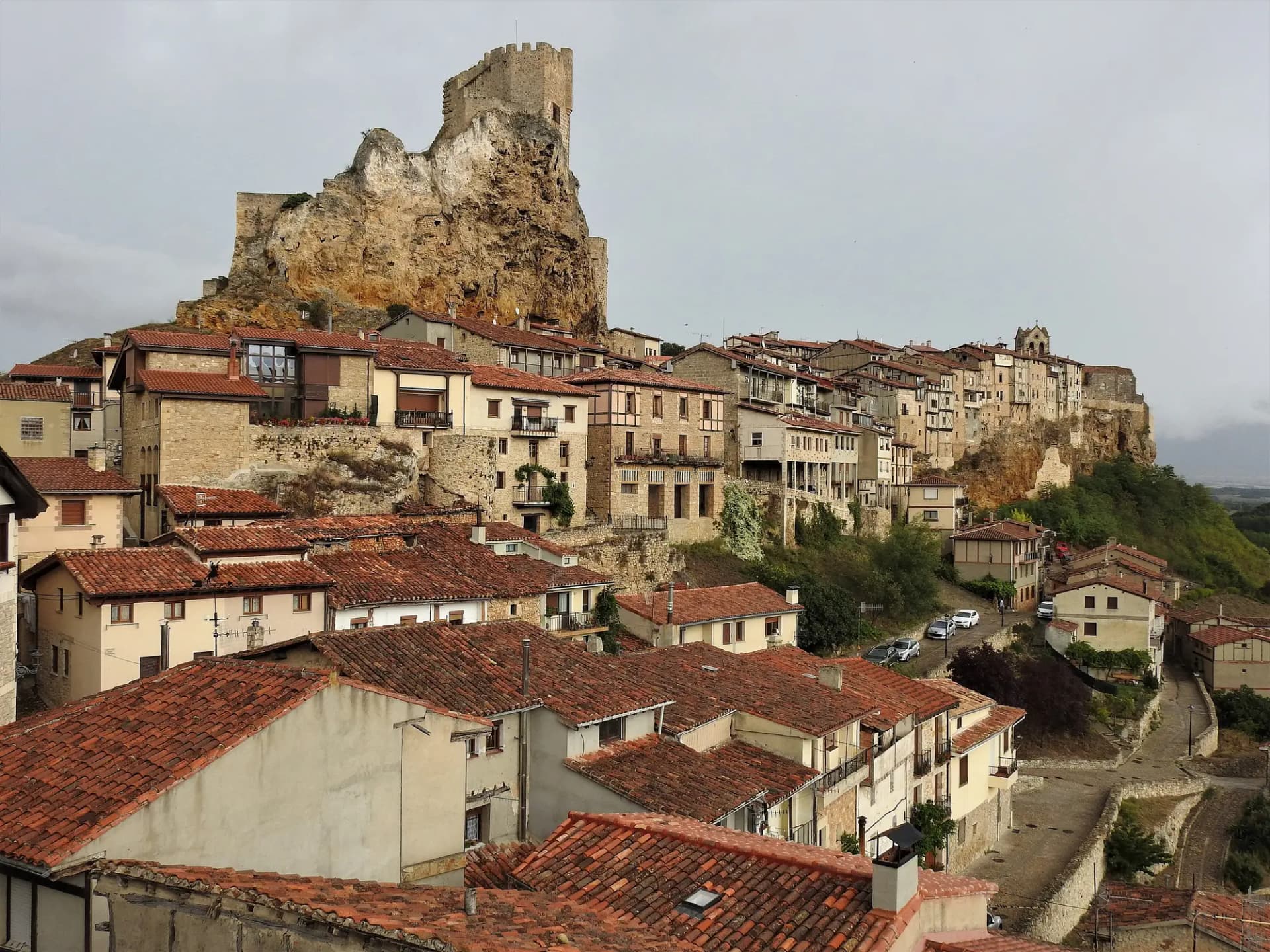 Casas de Frías escalonadas bajo el castillo, construido sobre una roca