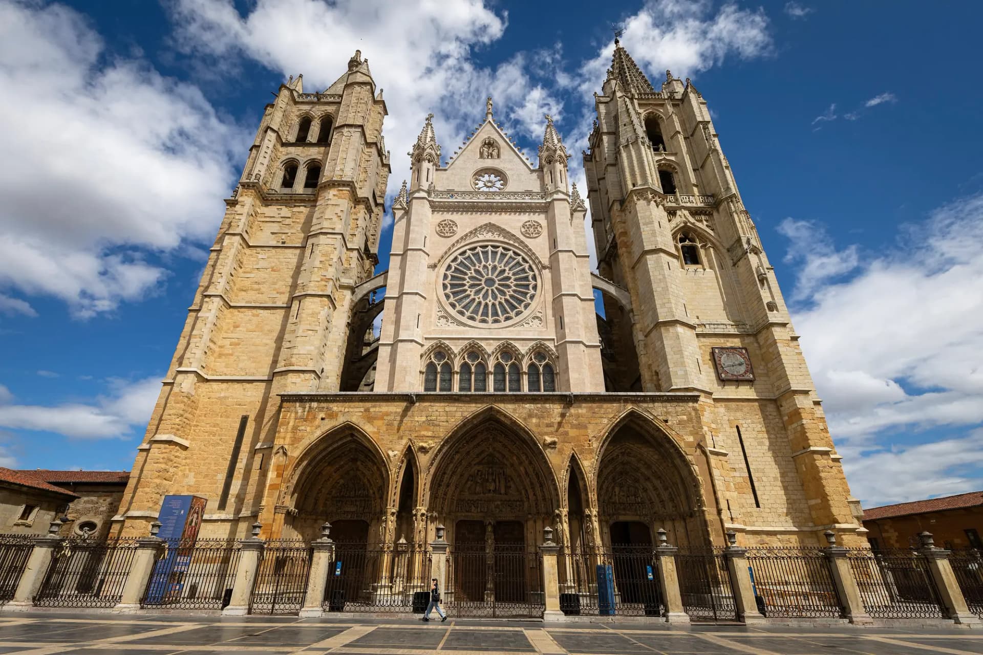 Fachada principal de la catedral gótica de León con su rosetón y sus dos torres