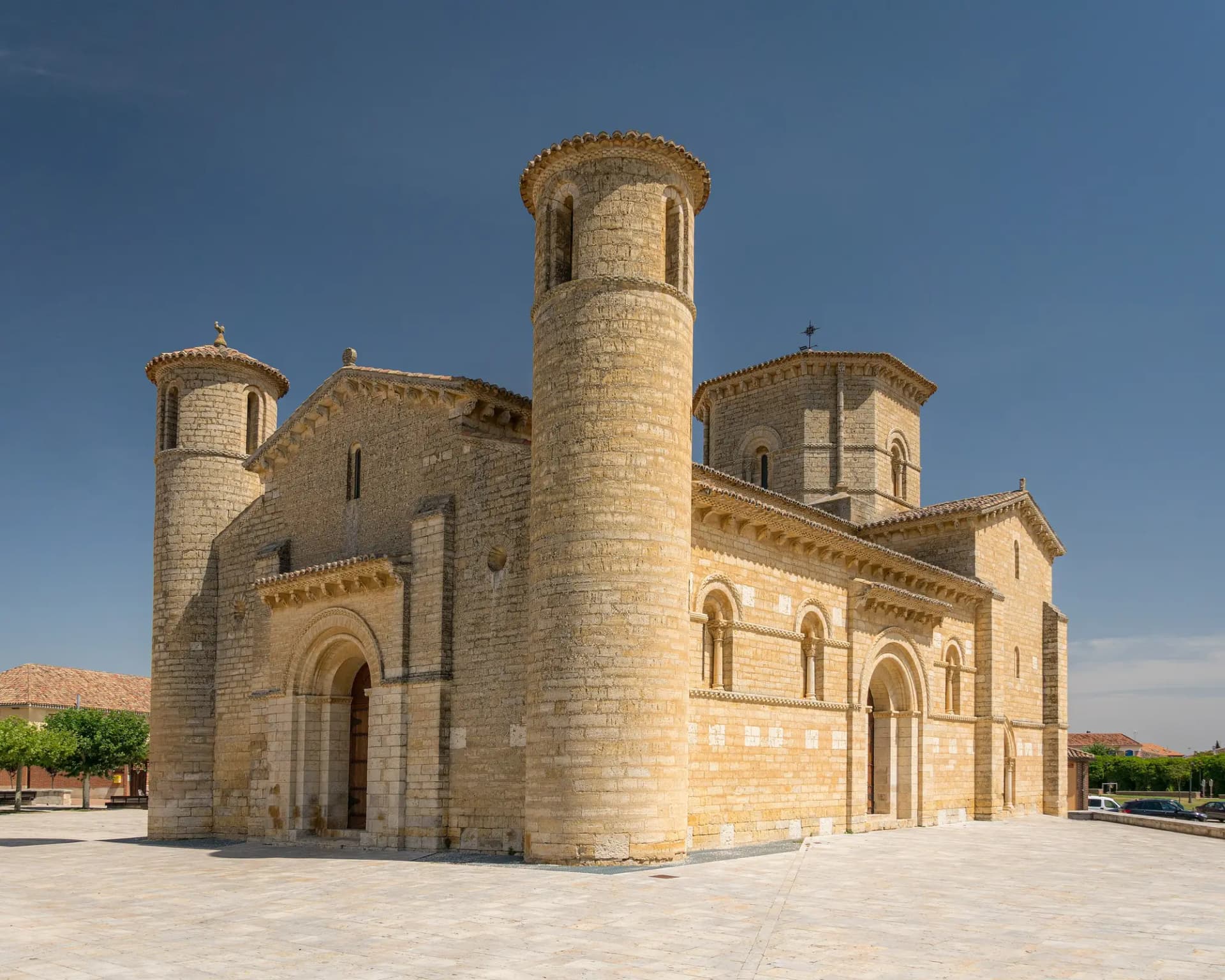 Iglesia románica de San Martín de Tours en Frómista, con sus torres cilíndricas, bajo un cielo azul