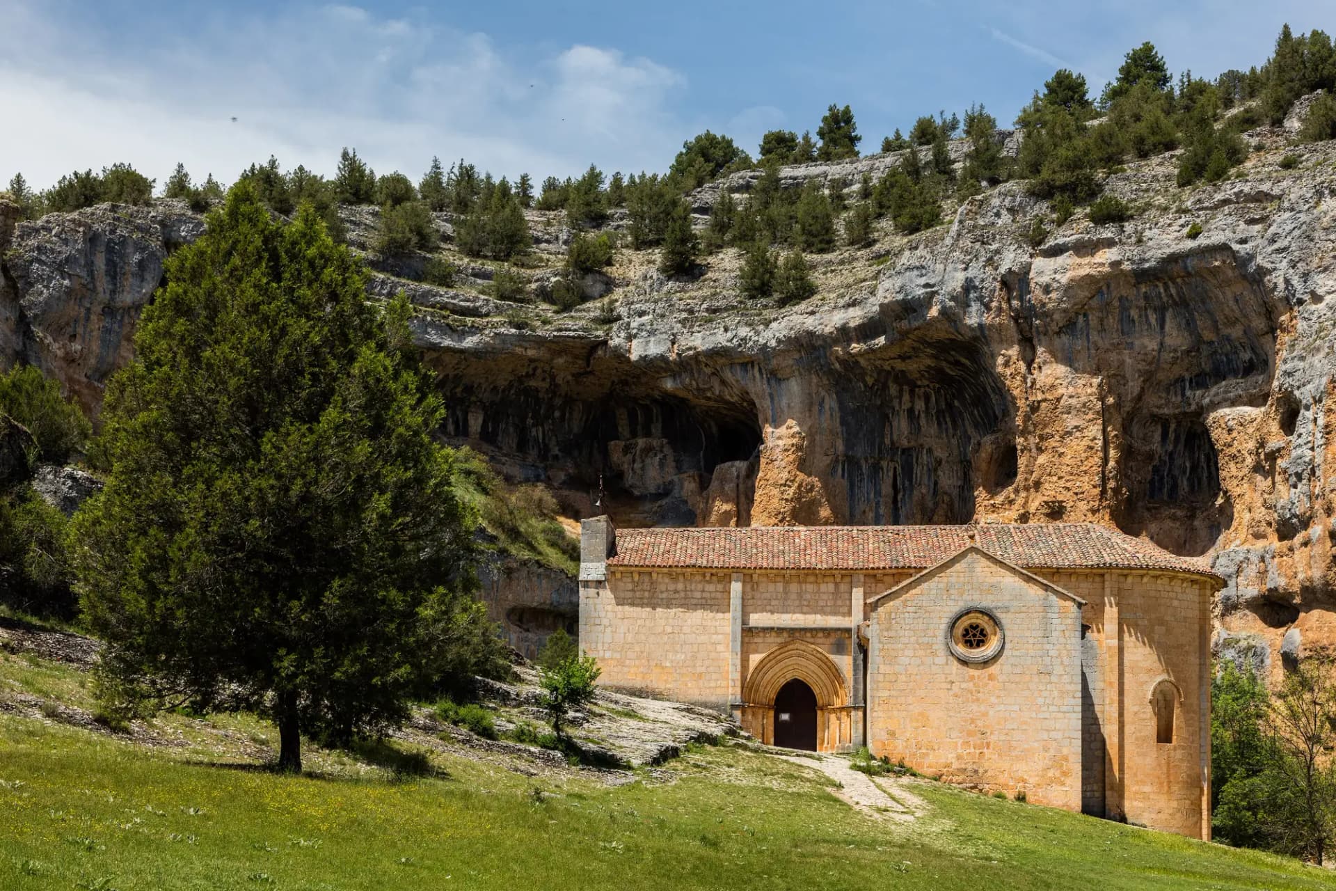 Ermita románica de San Bartolomé al pie de las paredes de roca del cañón