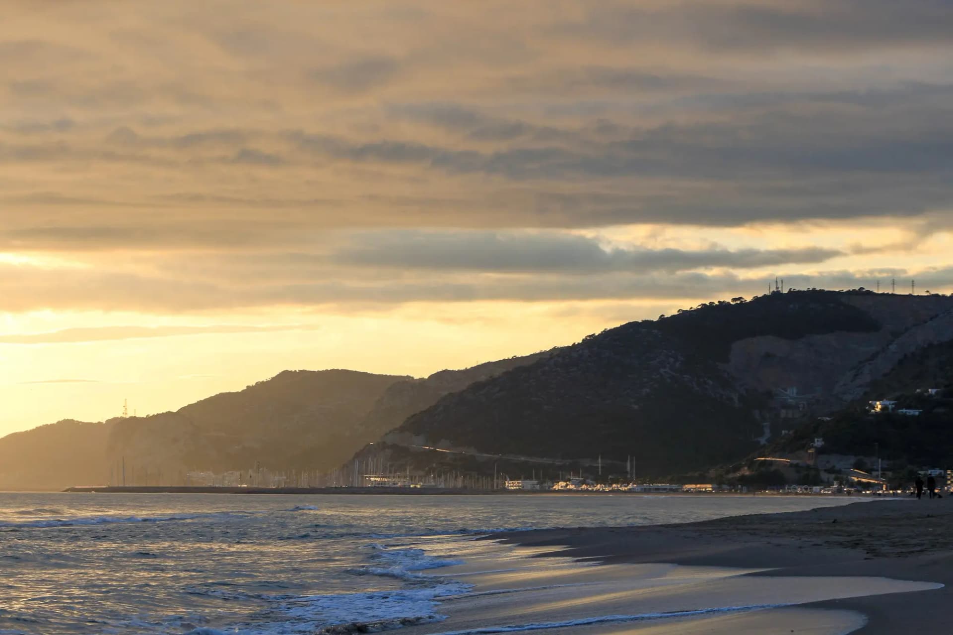 Playa de Castelldefels al atardecer con Port Ginesta y las montañas del Garraf al fondo