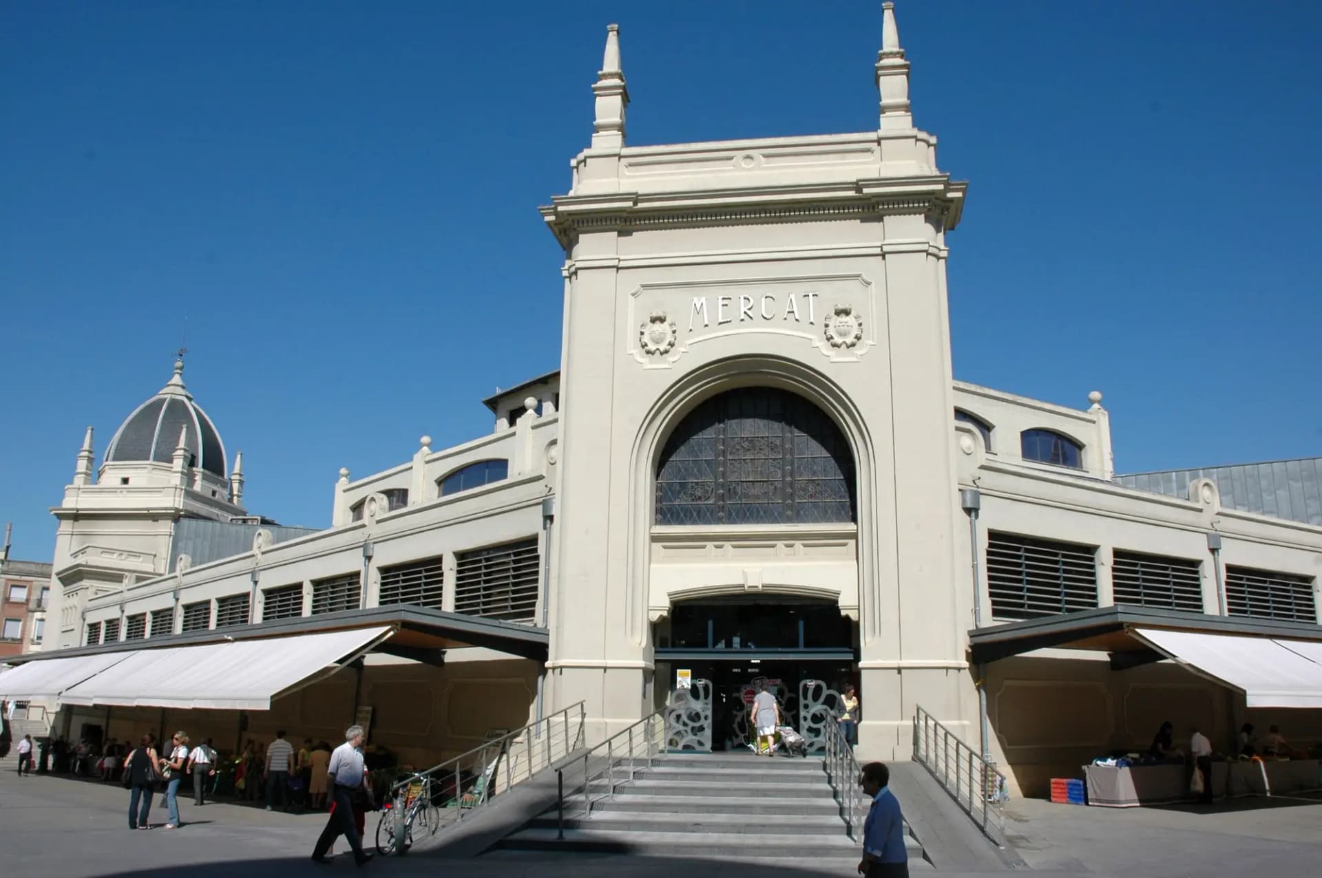 Fachada principal del Mercat Central de Sabadell, de color blanco y con cúpula