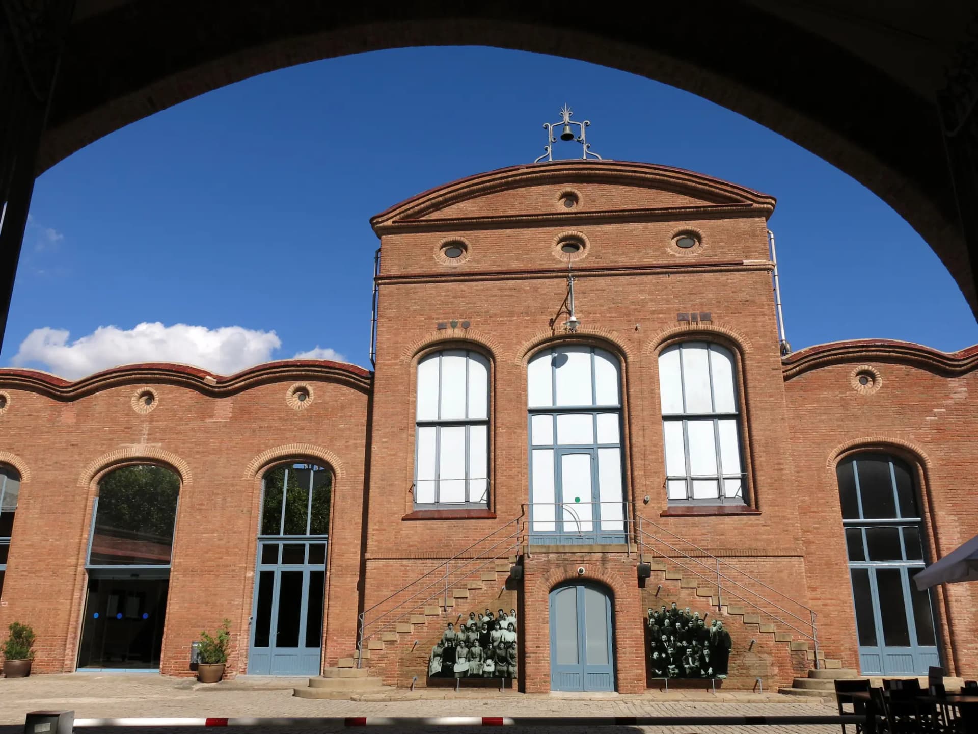Fachada de ladrillo del Vapor Aymerich, Amat i Jover, antigua fábrica textil de Terrassa