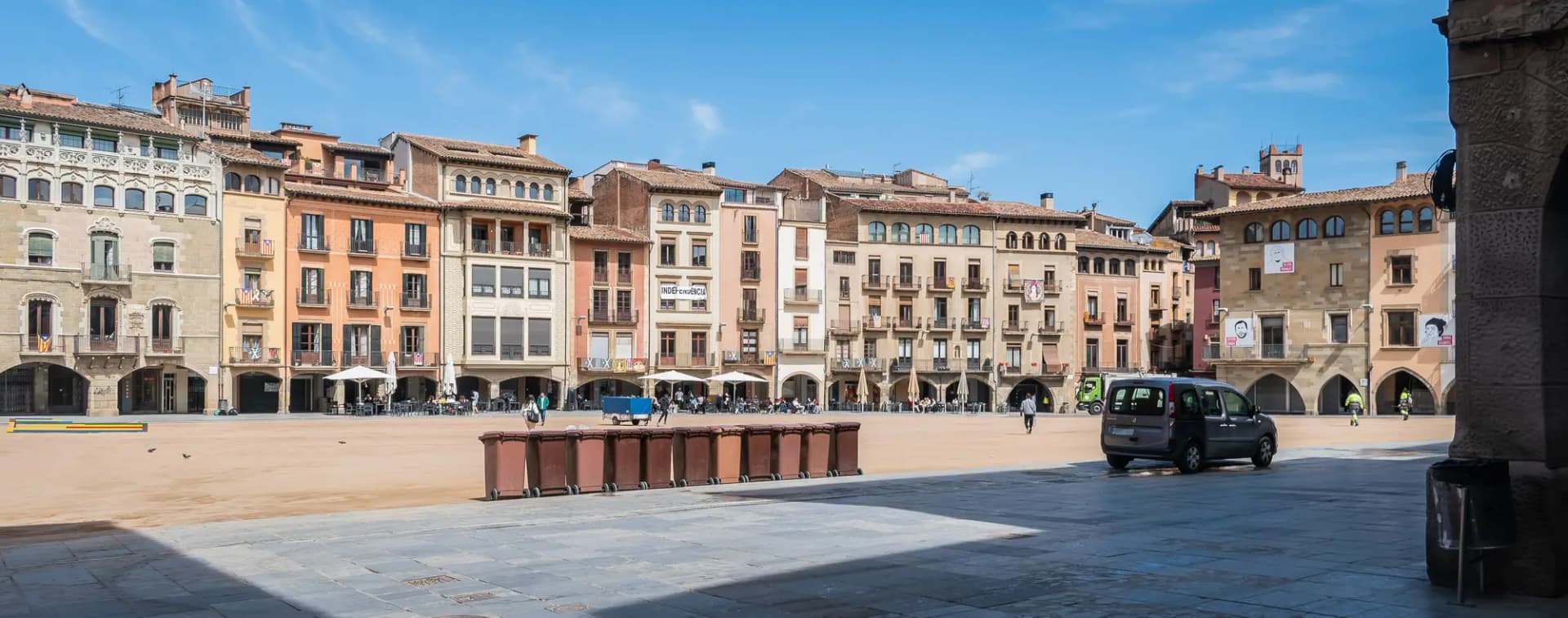 Plaza Major de Vic con sus casas porticadas de colores bajo el cielo azul