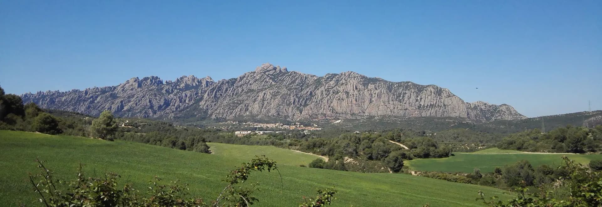 La sierra de Montserrat vista desde los campos de Hostalets de Pierola