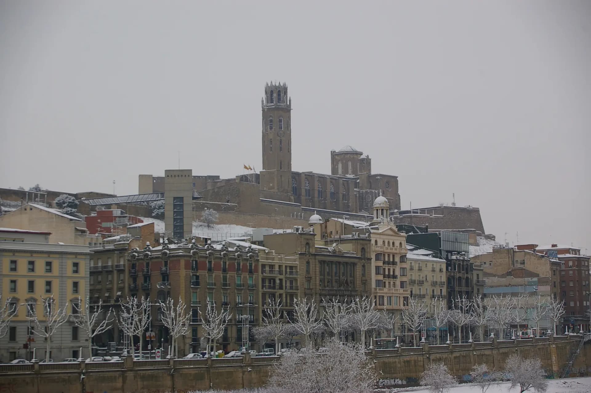 La Seu Vella de Lleida dominando la ciudad tras una nevada