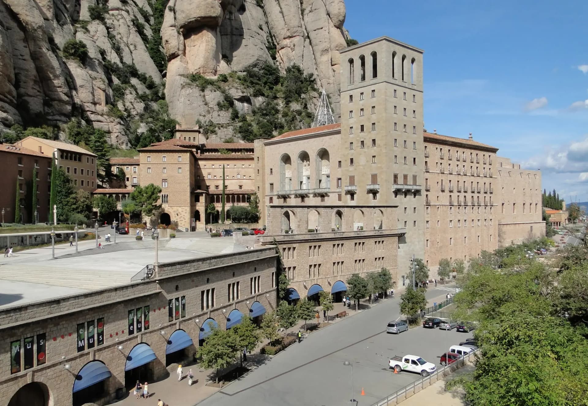 Edificios del monasterio de Montserrat al pie de las paredes de roca de la montaña