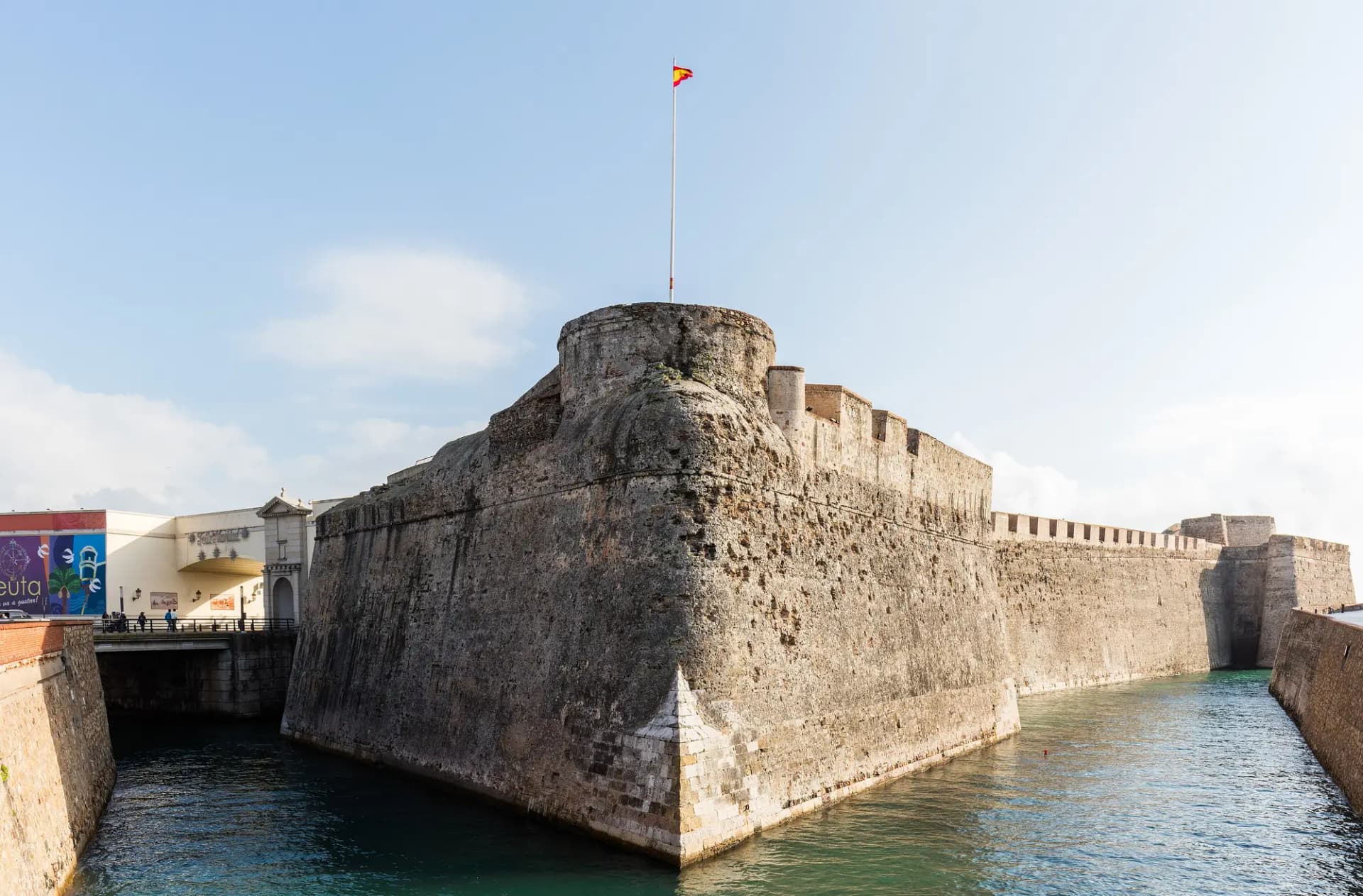 Baluarte de piedra de las Murallas Reales de Ceuta sobre el foso de agua