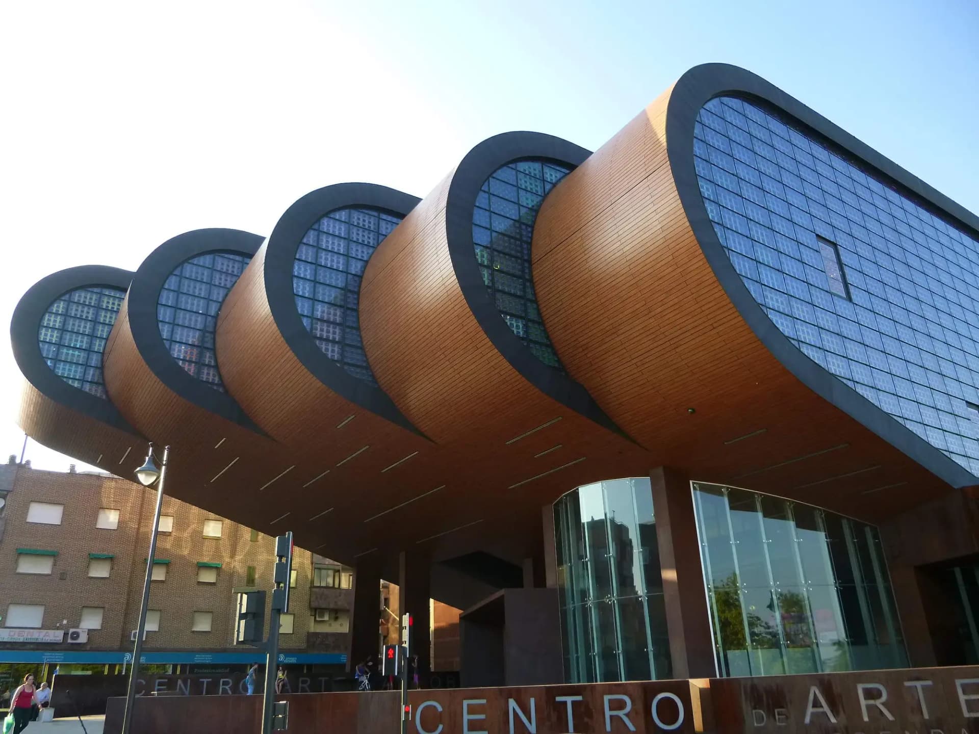 Fachada curva de madera y cristal del Centro de Arte Alcobendas