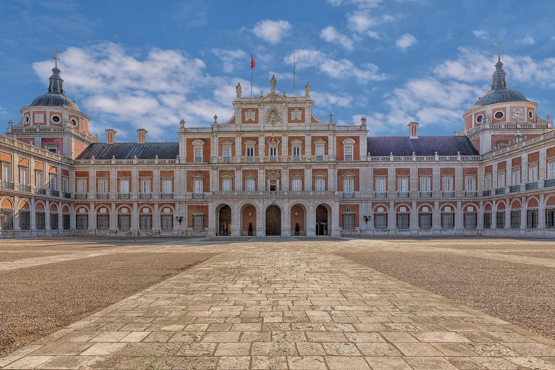 Fachada principal del Palacio Real de Aranjuez vista desde la plaza de armas