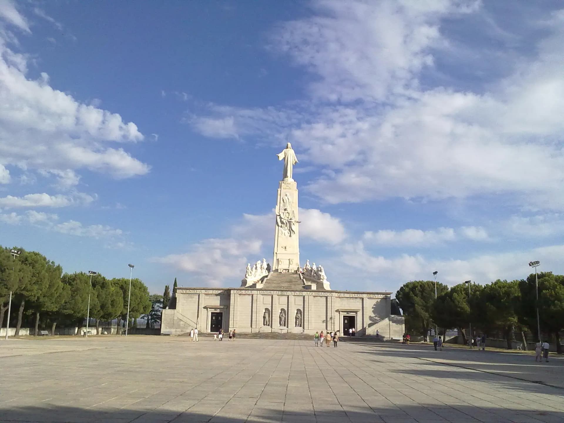 Monumento al Sagrado Corazón sobre una gran explanada en lo alto del Cerro de los Ángeles