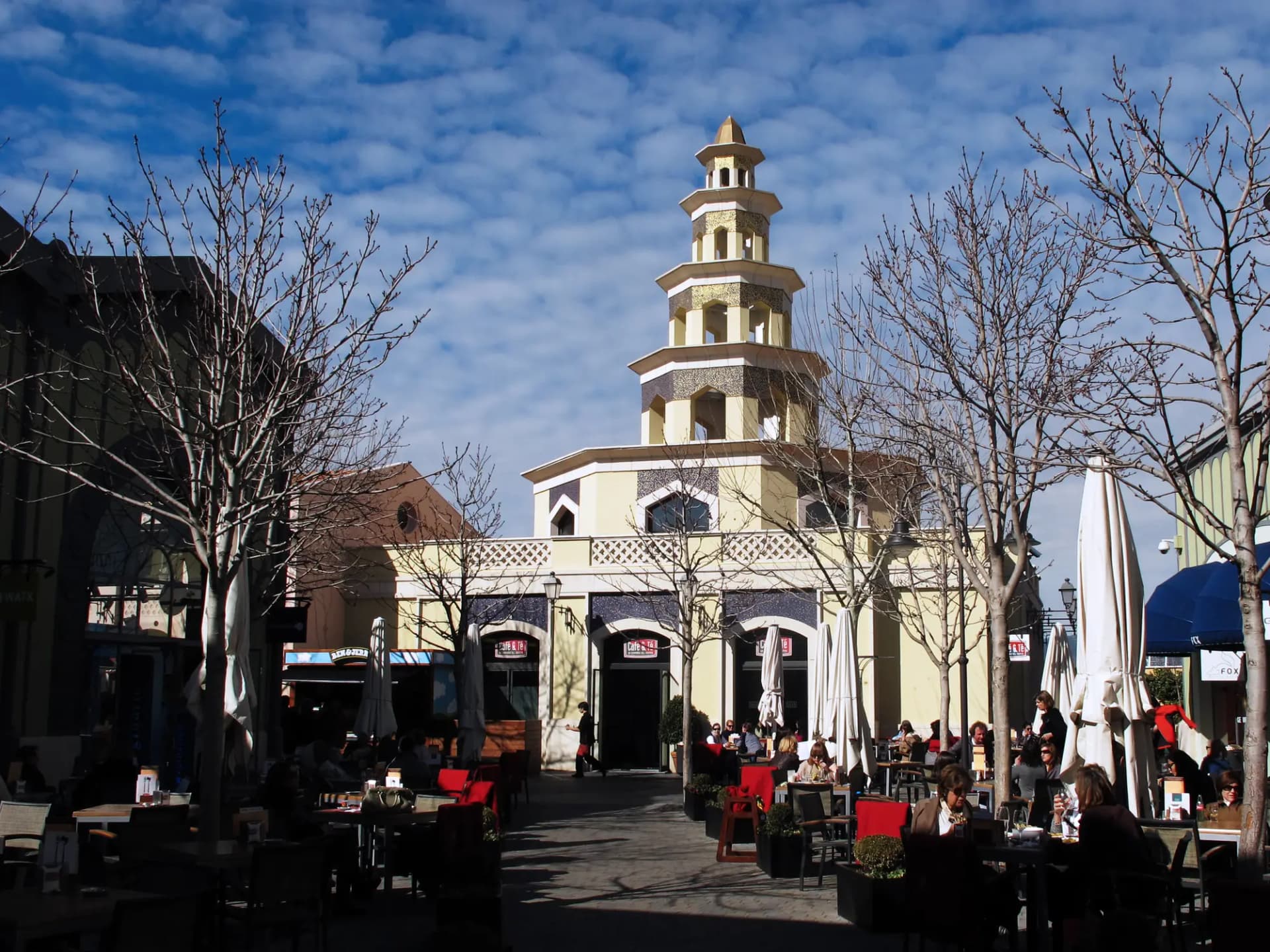 Terrazas y torre blanca de entrada en Las Rozas Village