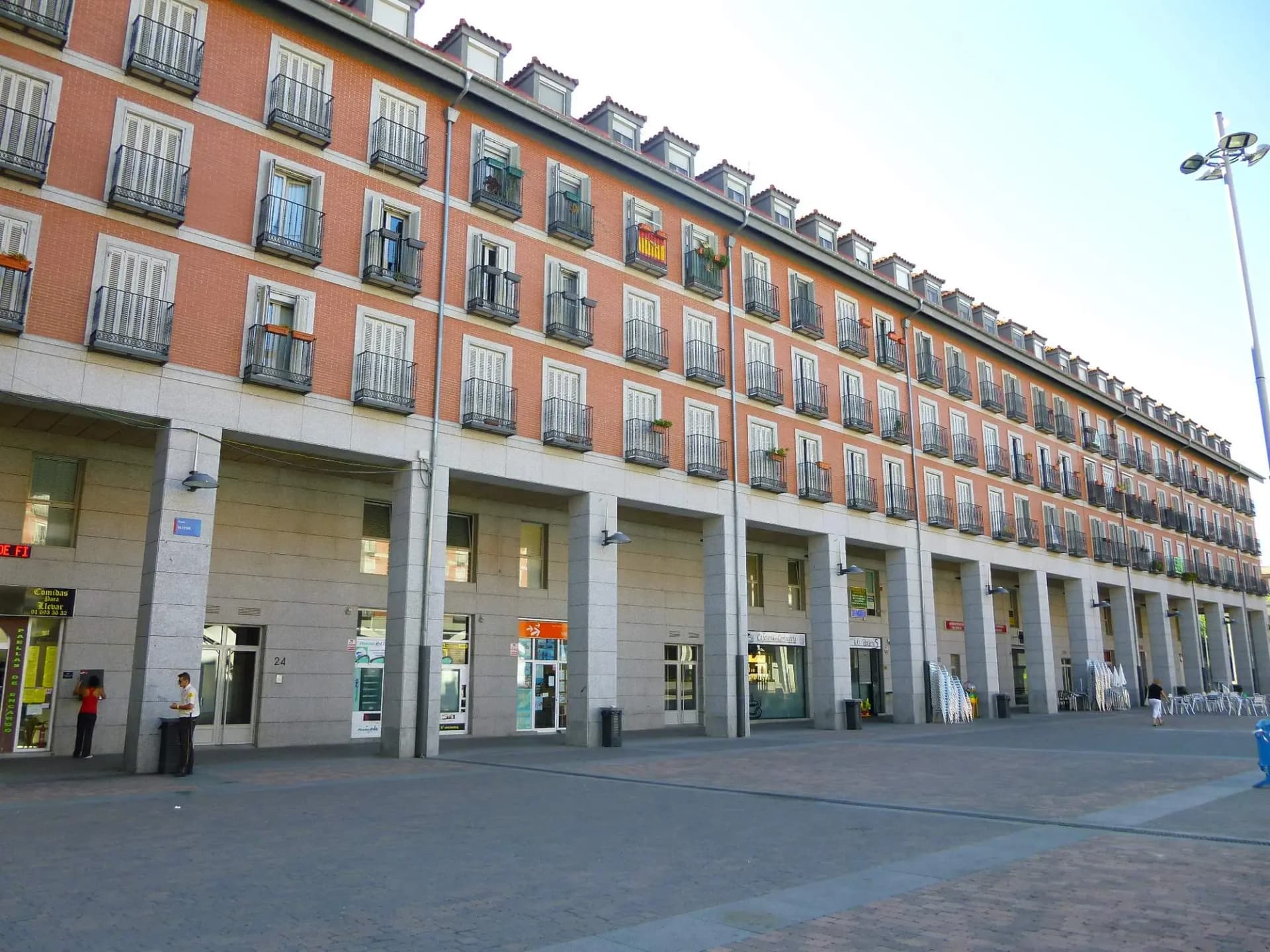 Soportales y fachadas de ladrillo de la Plaza Mayor de Leganés