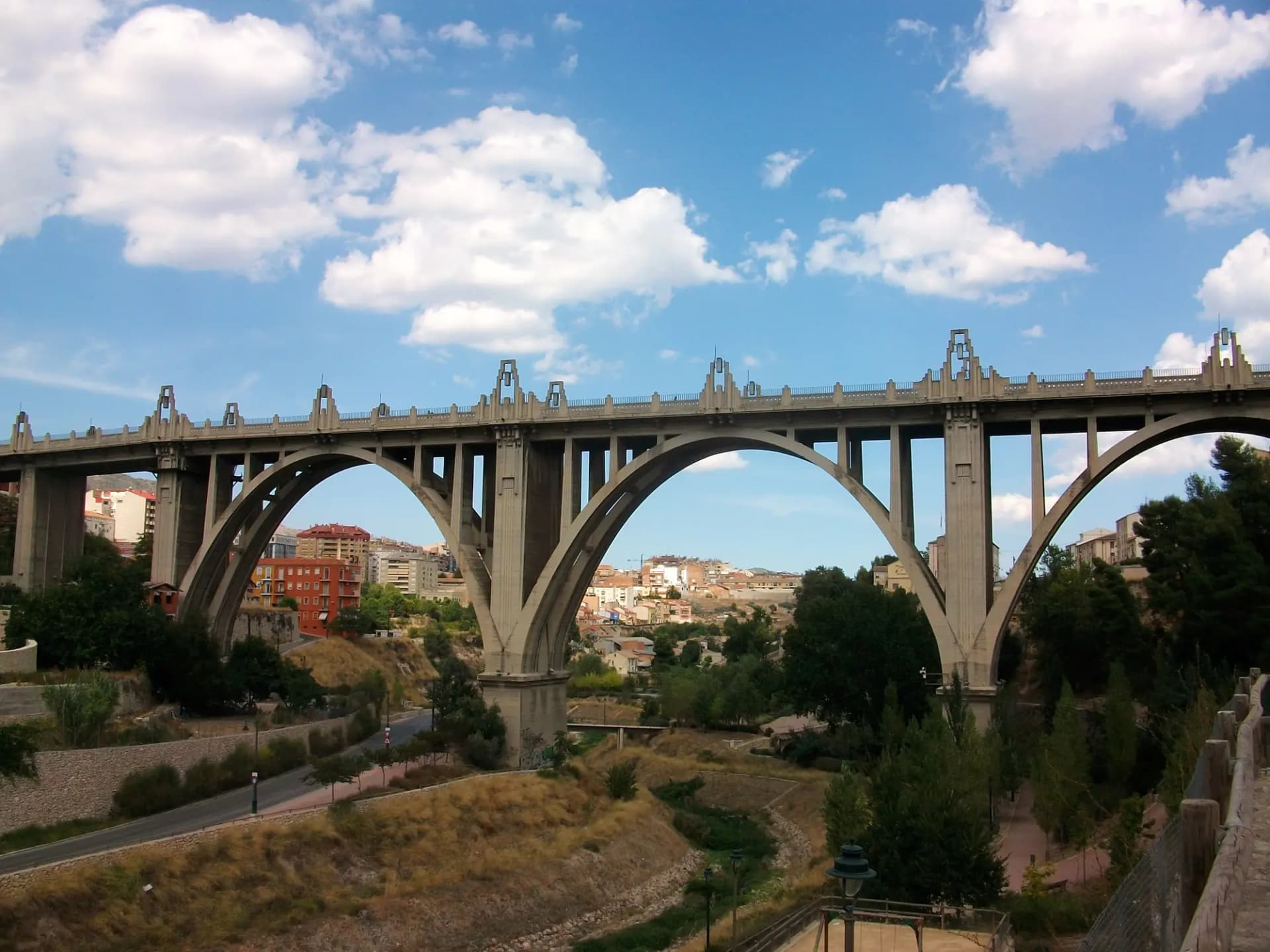 El puente de Sant Jordi de Alcoy cruzando el barranco, con la ciudad detrás