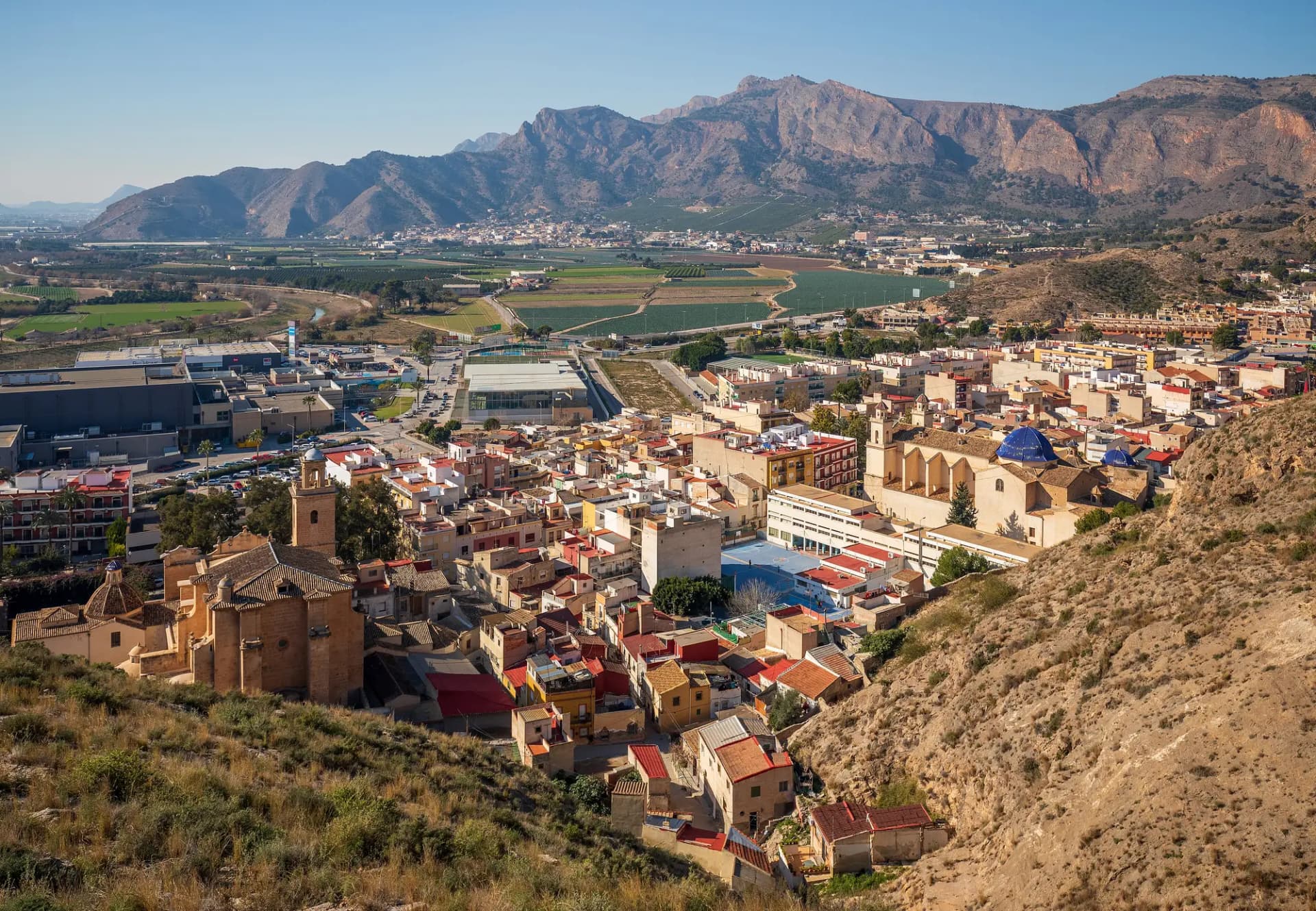 Vista de Orihuela desde el seminario de San Miguel, con el casco urbano, la huerta de la Vega y la sierra de Orihuela al fondo