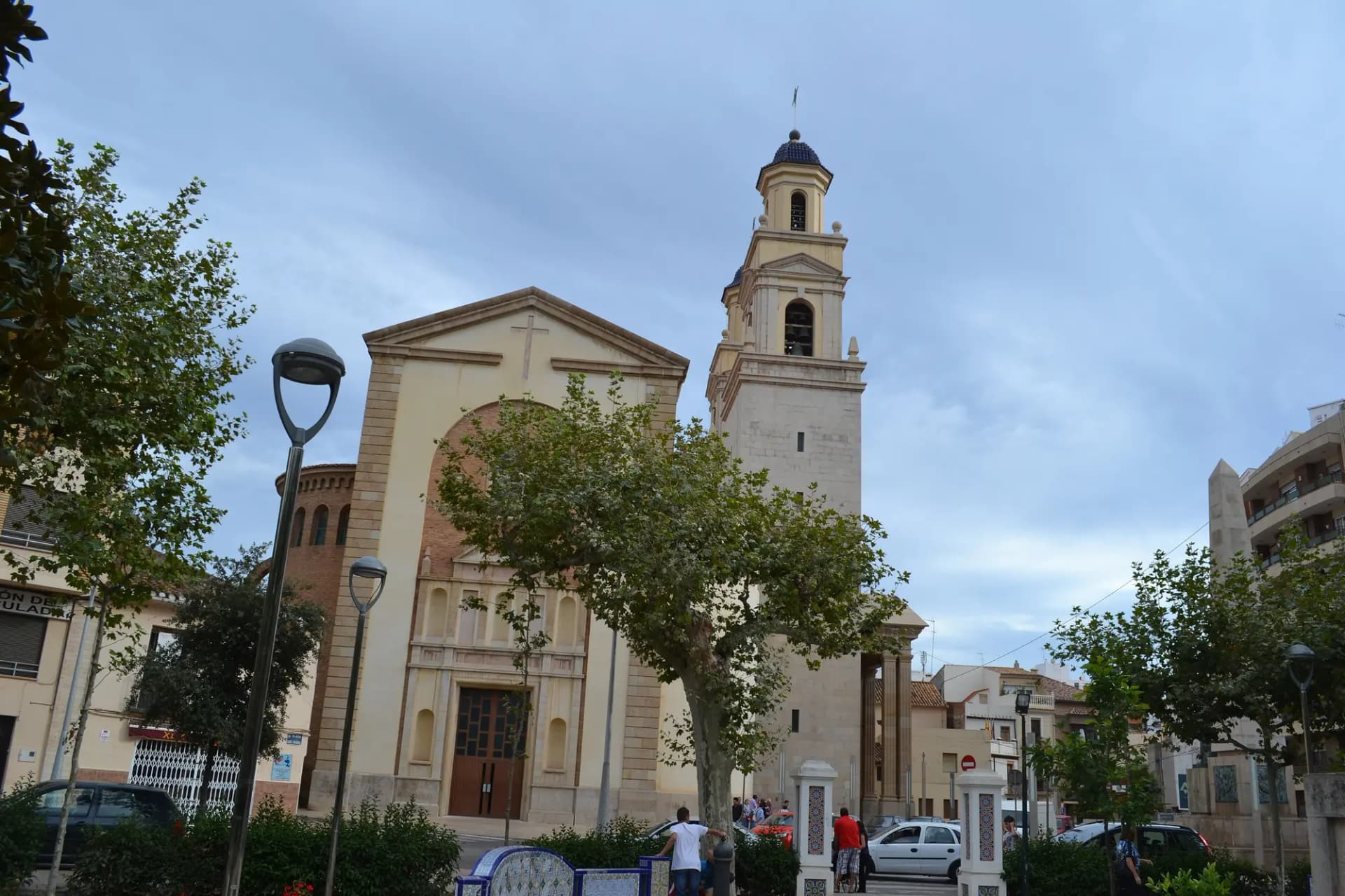 Fachada y campanario de la basílica de Sant Pasqual de Vila-real desde la plaza