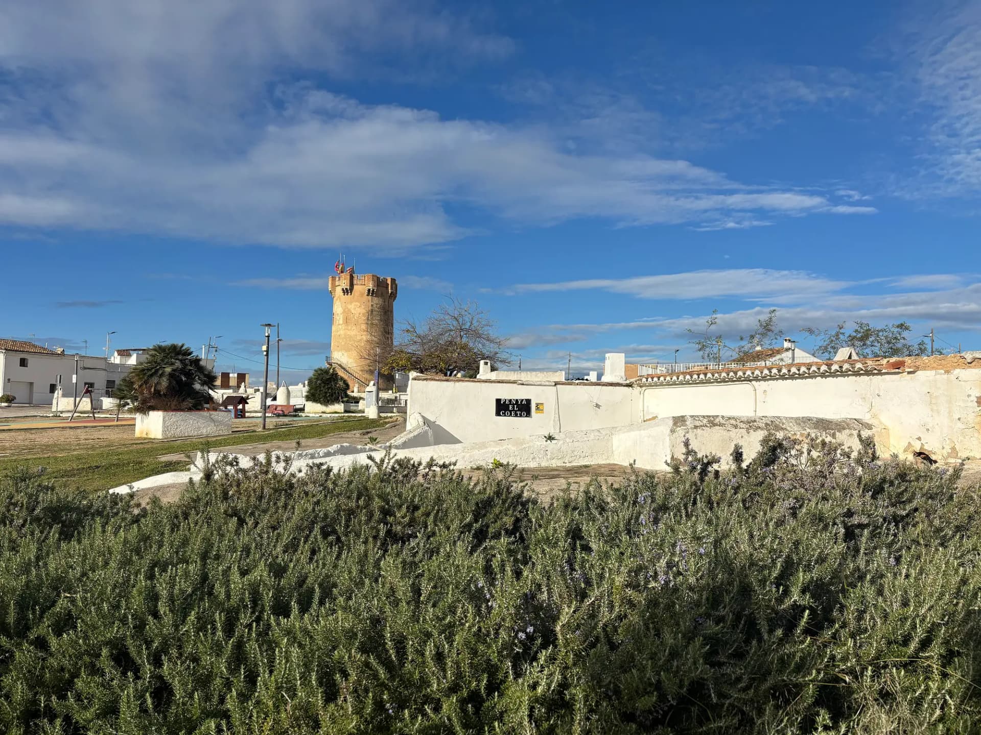 La torre árabe de Paterna y las chimeneas blancas de las cuevas habitadas