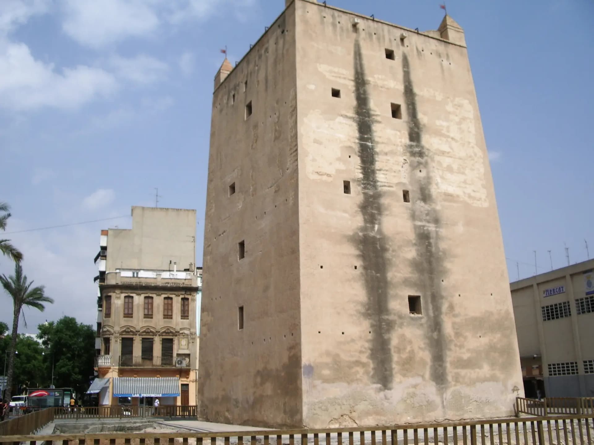 La Torre de Torrent, una torre medieval de tapial de planta rectangular, con edificios del centro a su alrededor