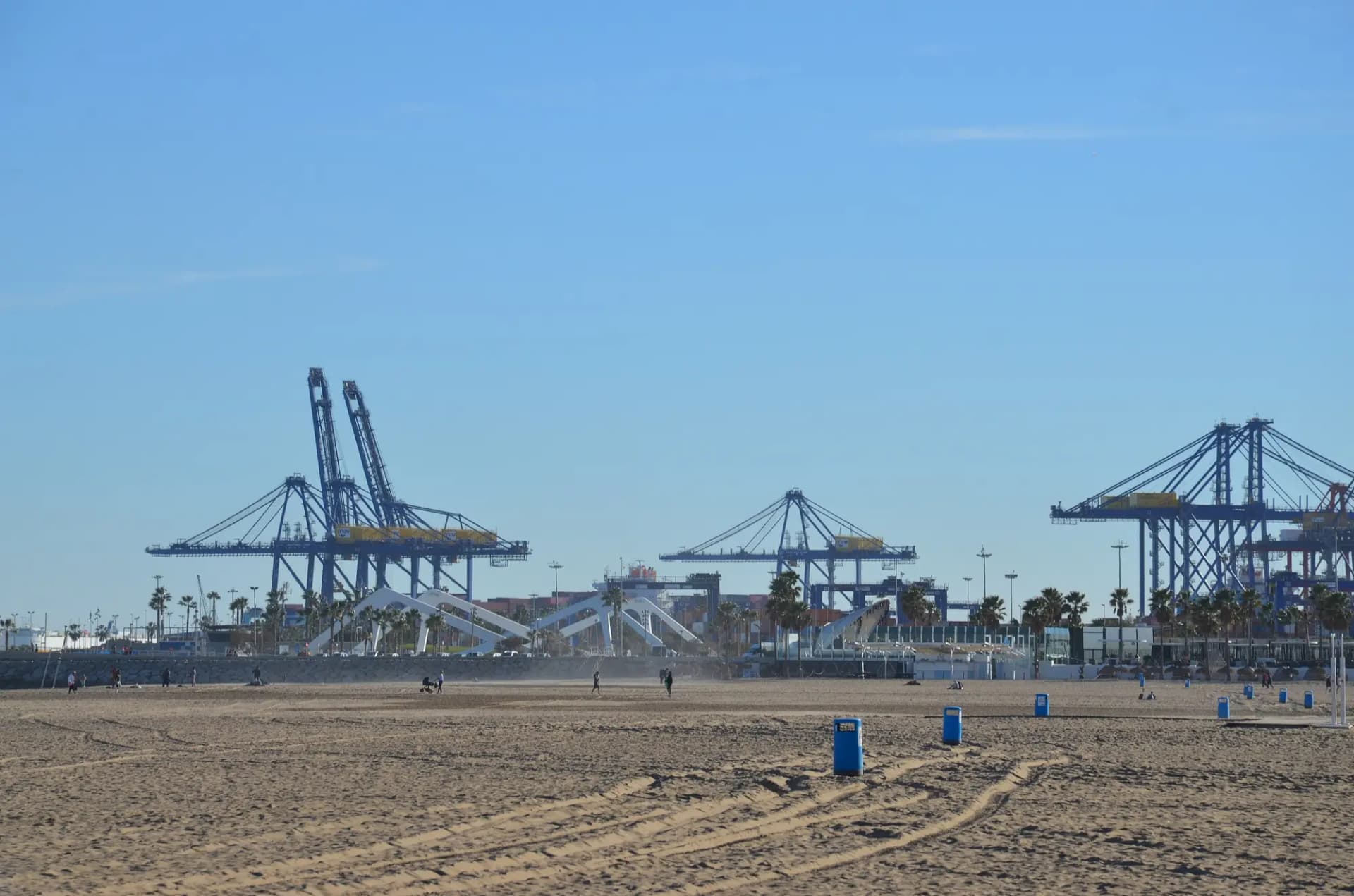 Grúas de la terminal de contenedores del puerto de Valencia vistas desde la playa