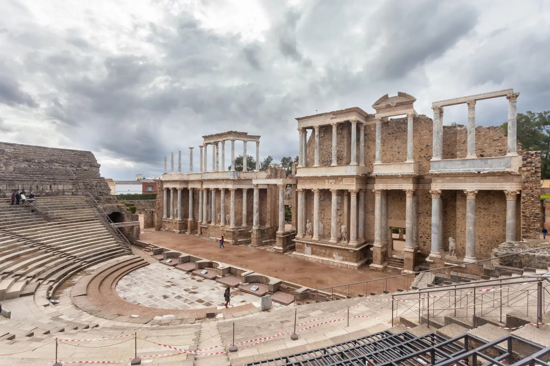 La escena con columnas y las gradas del teatro romano de Mérida