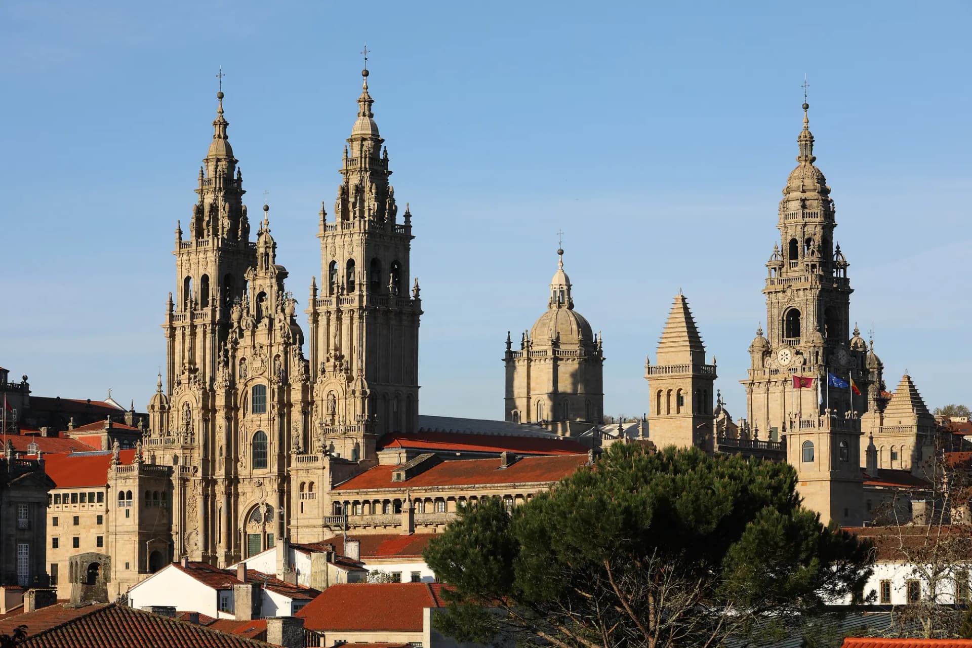 Las torres barrocas de la catedral de Santiago sobre los tejados del casco histórico